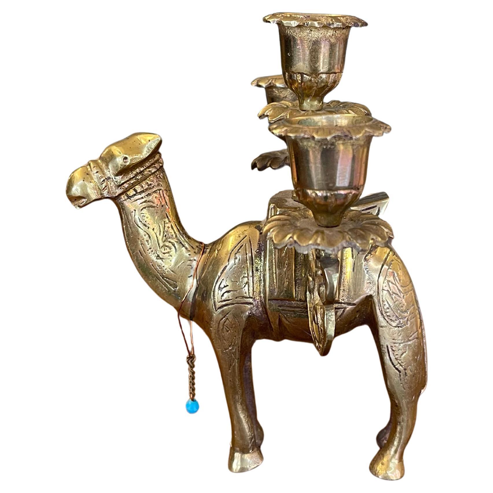 Candelabro Figurale a 3 luci di Camel in tonalità ottone vintage