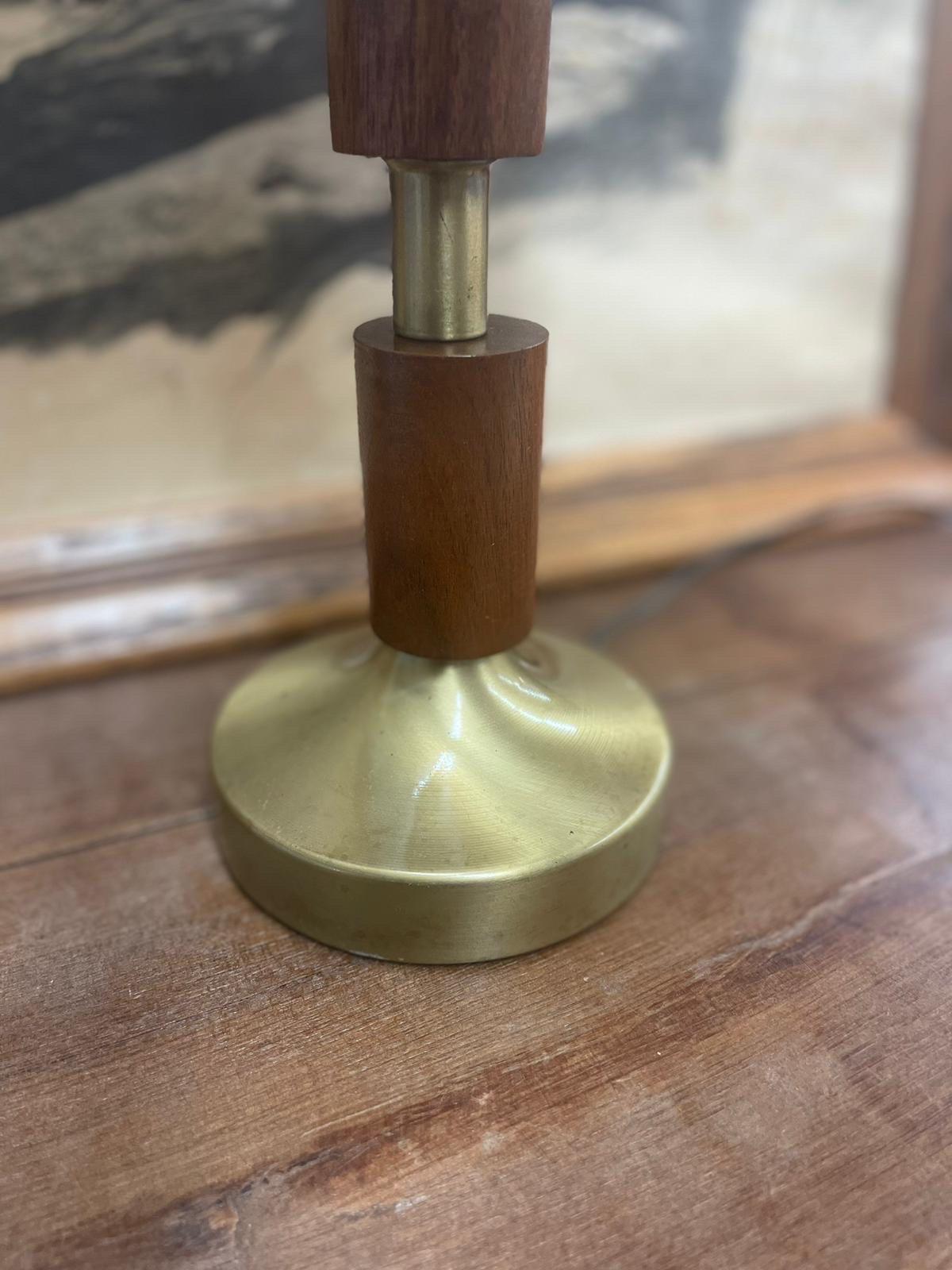 Vintage Brass Toned Mid Century Modern Table Lamp. In Good Condition For Sale In Seattle, WA