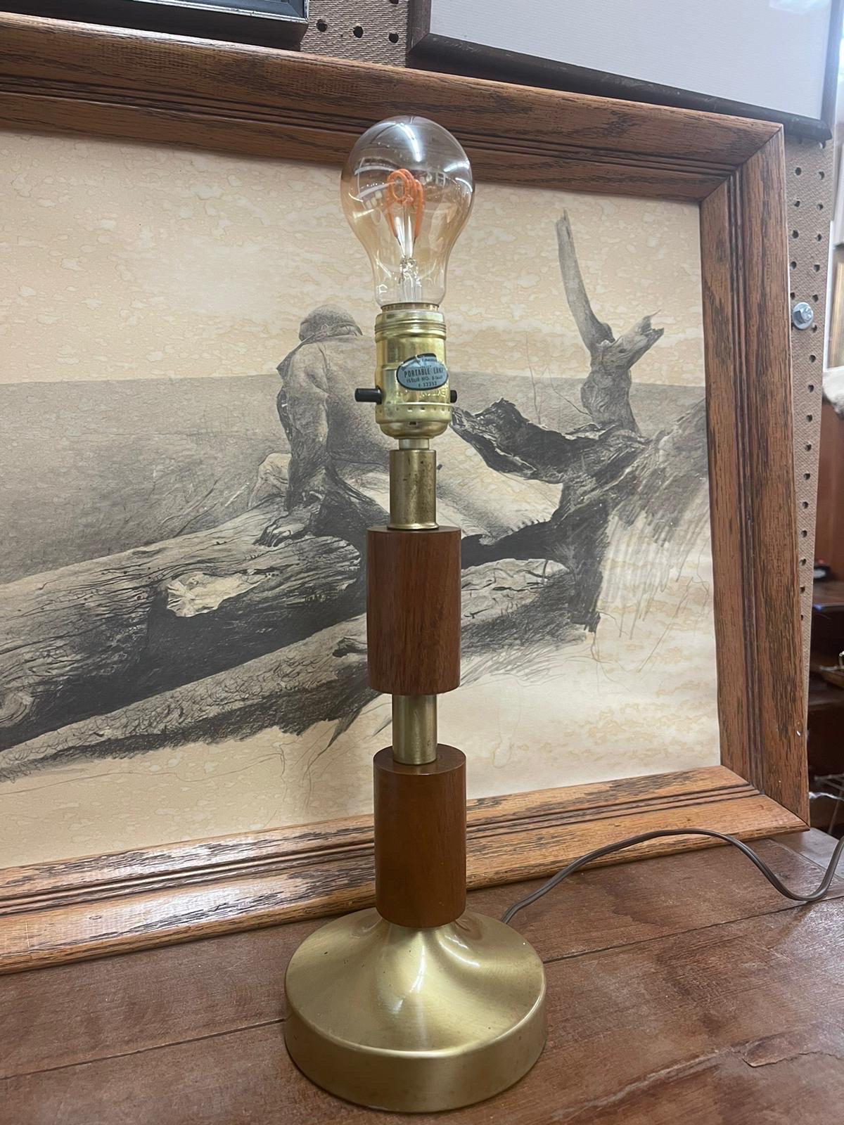 Late 20th Century Vintage Brass Toned Mid Century Modern Table Lamp. For Sale