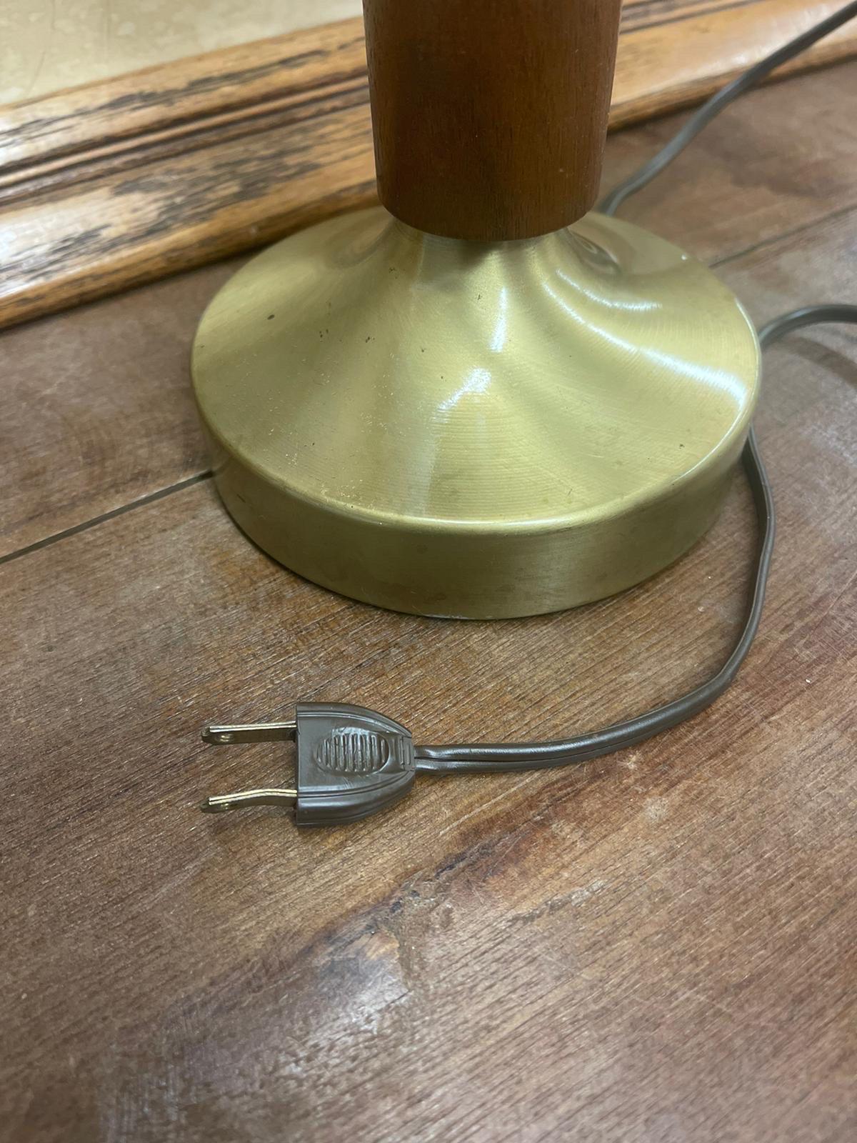 Vintage Brass Toned Mid Century Modern Table Lamp. For Sale 1