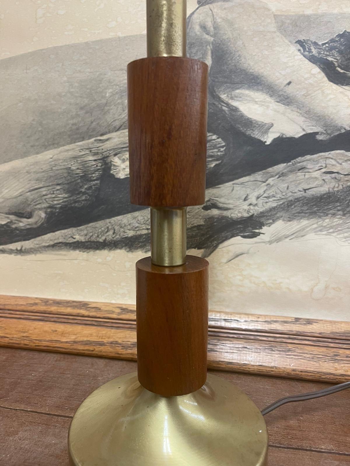 Vintage Brass Toned Mid Century Modern Table Lamp. For Sale 2