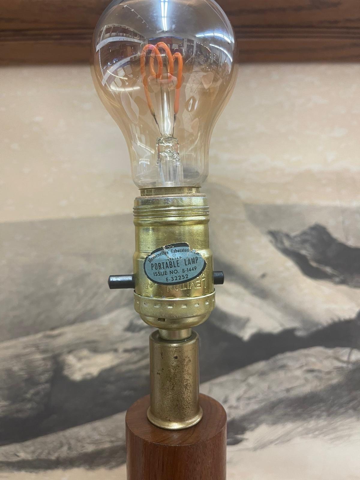 Vintage Messing getönten Mid Century Modern Tischlampe. im Angebot 3