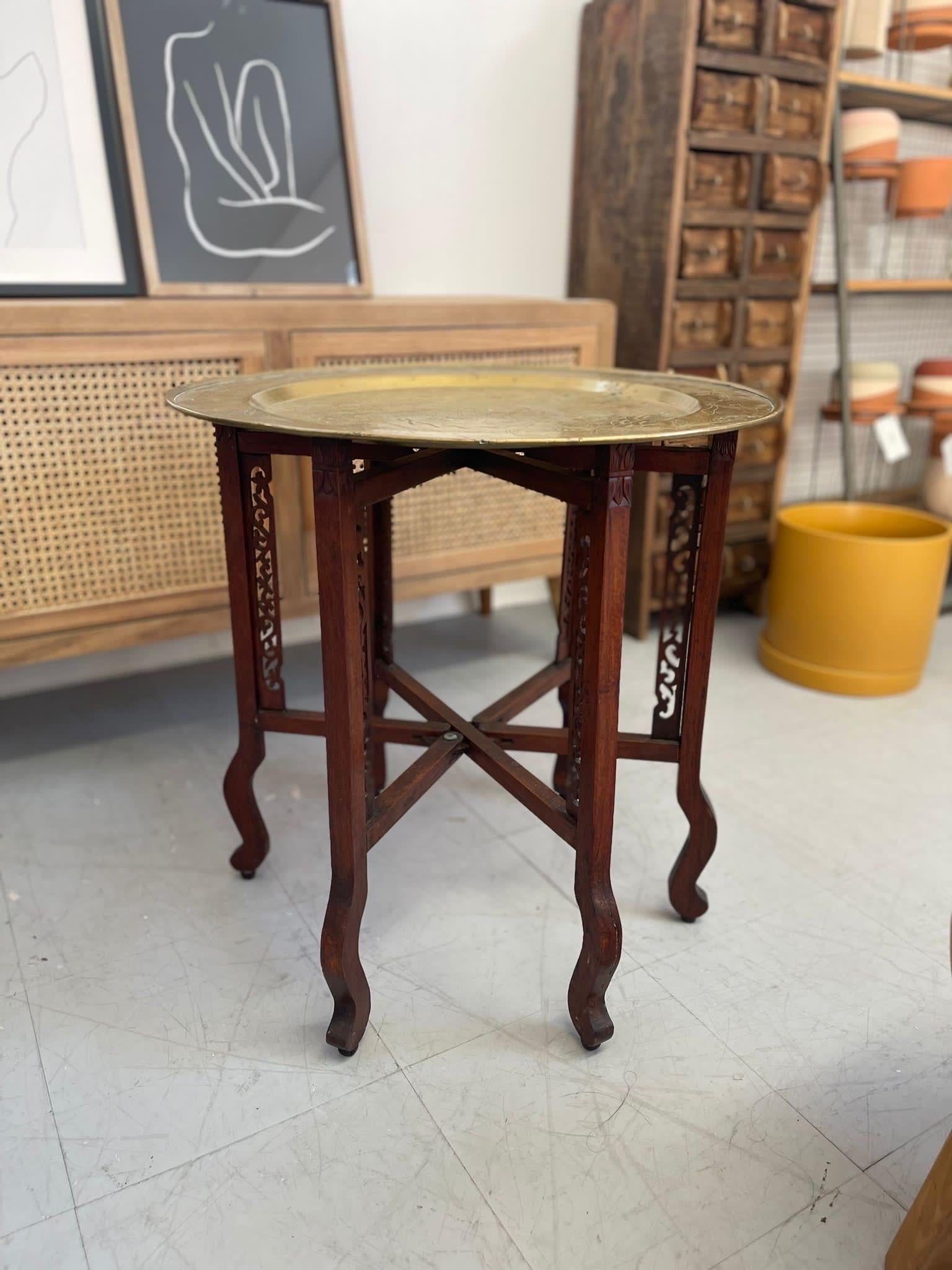 Vintage Messing Top Tisch mit faltbaren Basis (Moderne der Mitte des Jahrhunderts) im Angebot