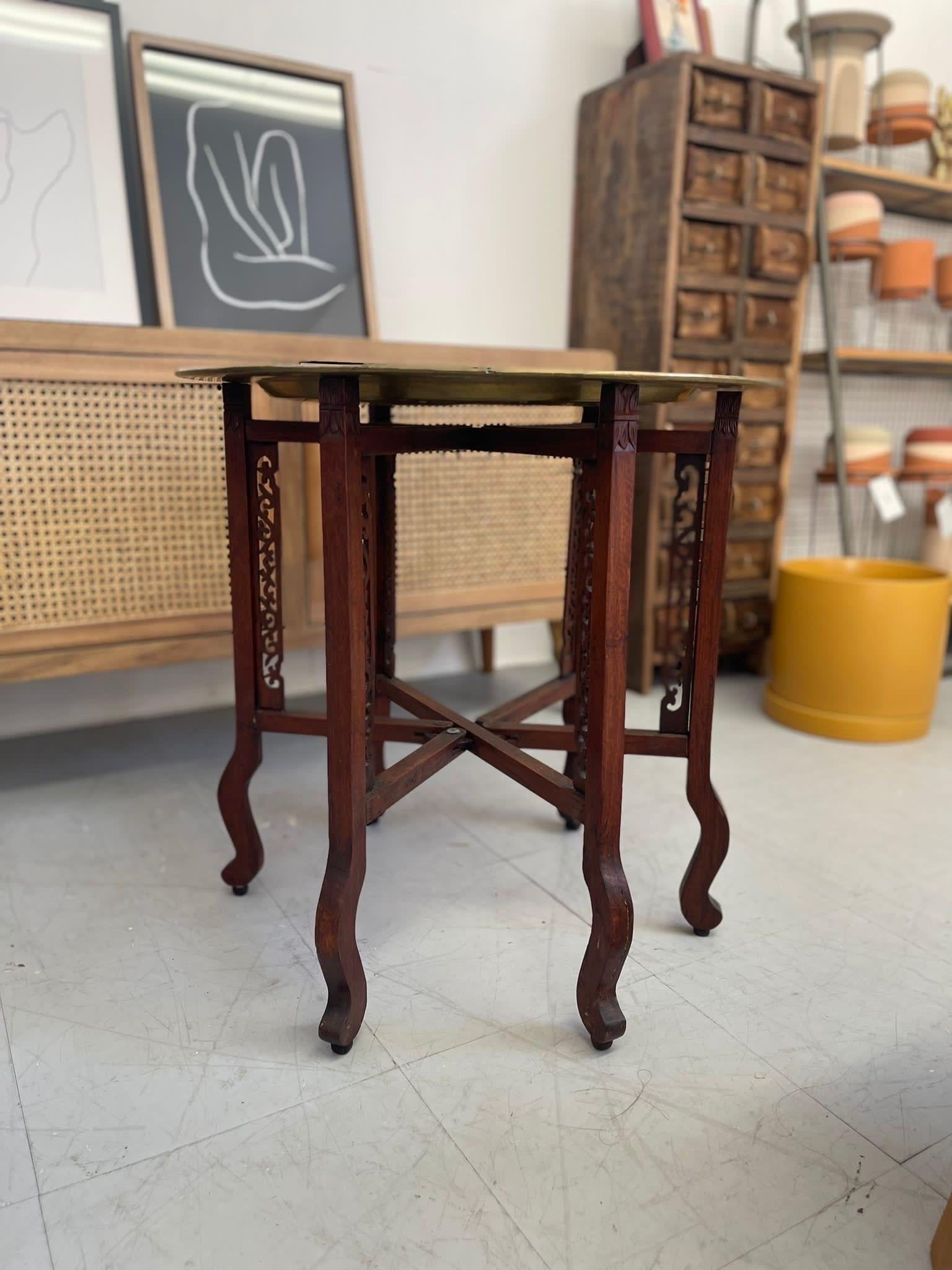 Vintage Messing Top Tisch mit faltbaren Basis im Zustand „Gut“ im Angebot in Seattle, WA
