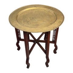 Tavolo vintage con piano in ottone e base pieghevole