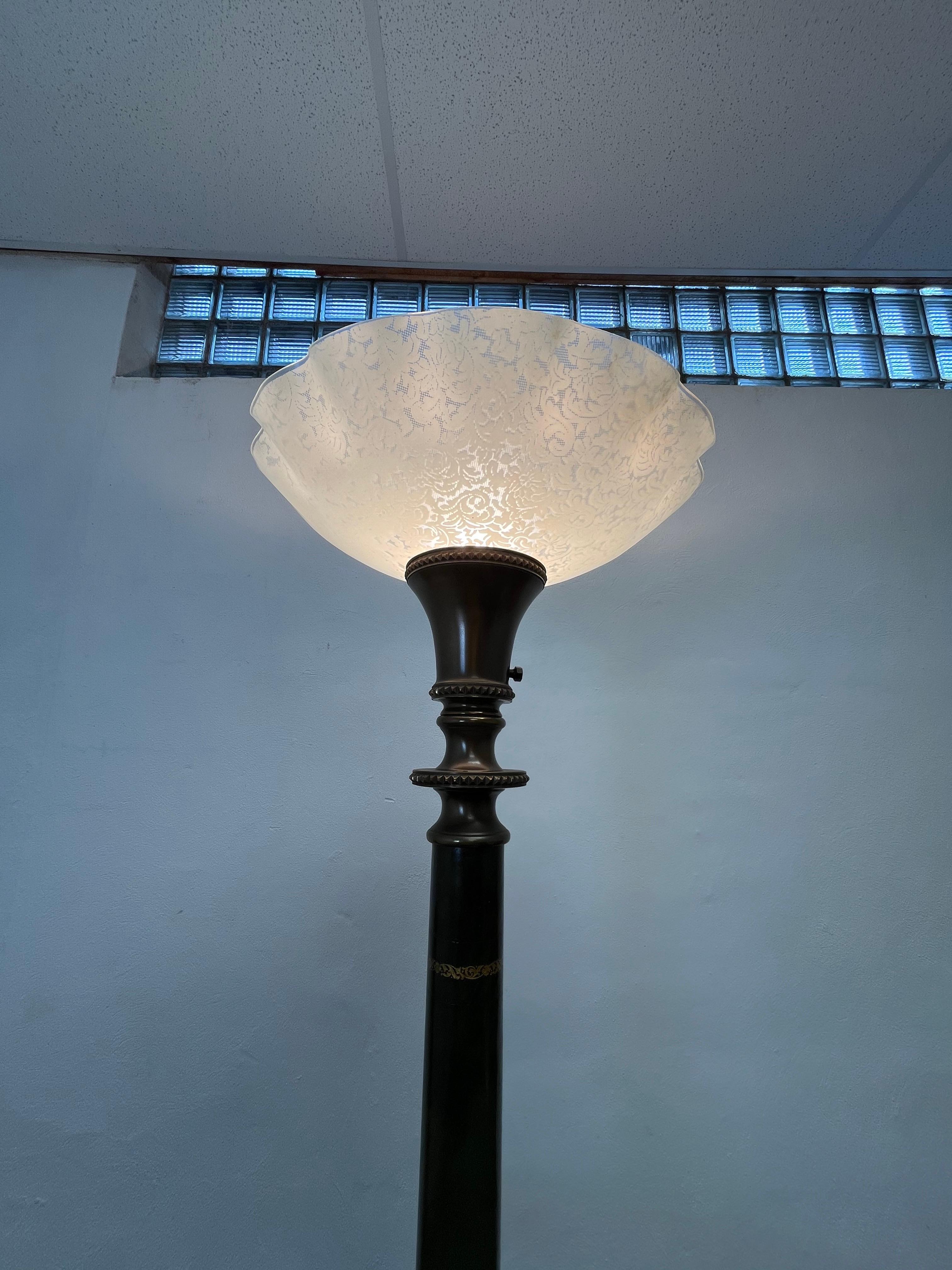 Lámpara de pie antorcha vintage de latón Cuero labrado en venta 3