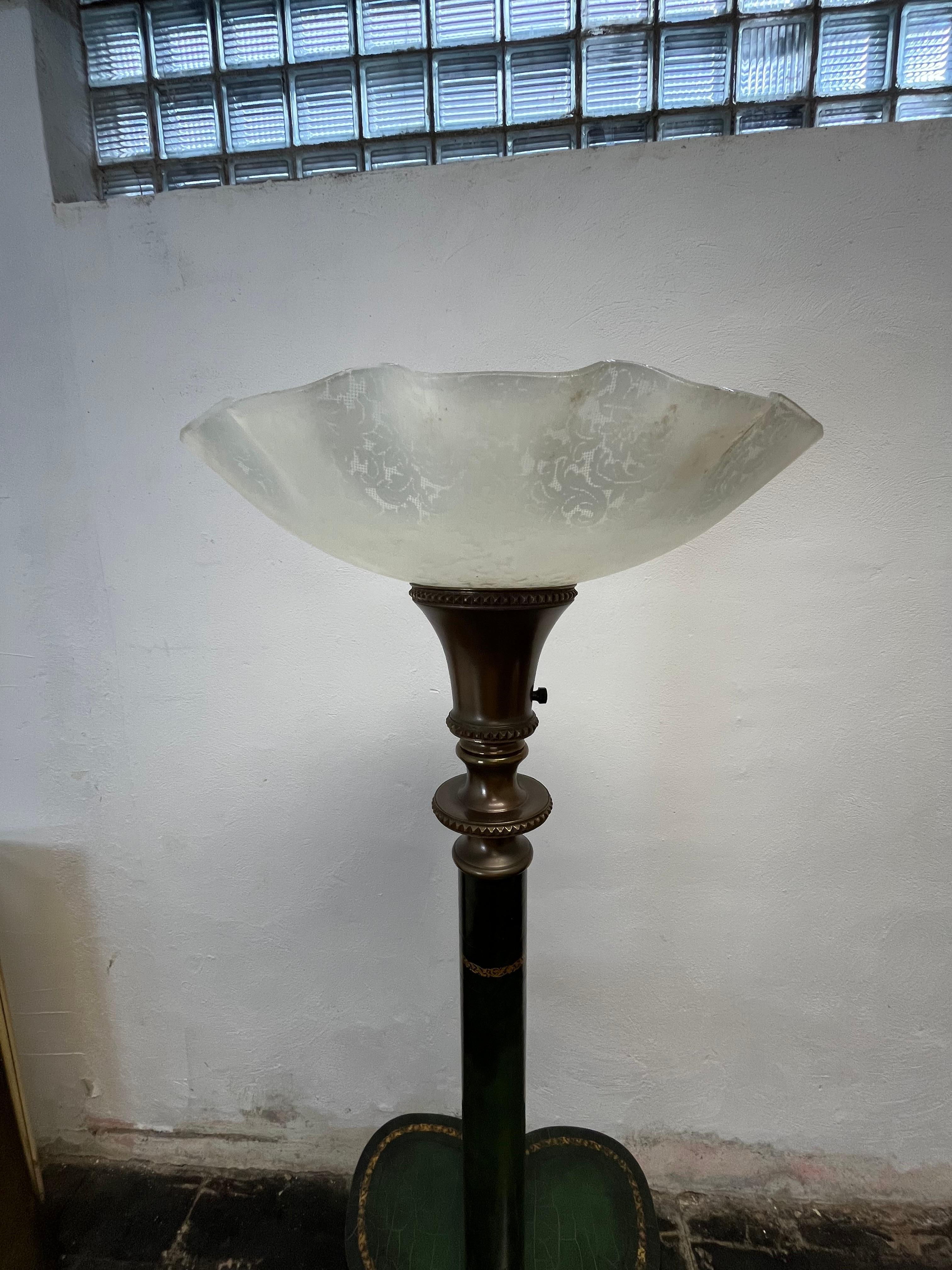 Lámpara de pie antorcha vintage de latón Cuero labrado Art Decó en venta