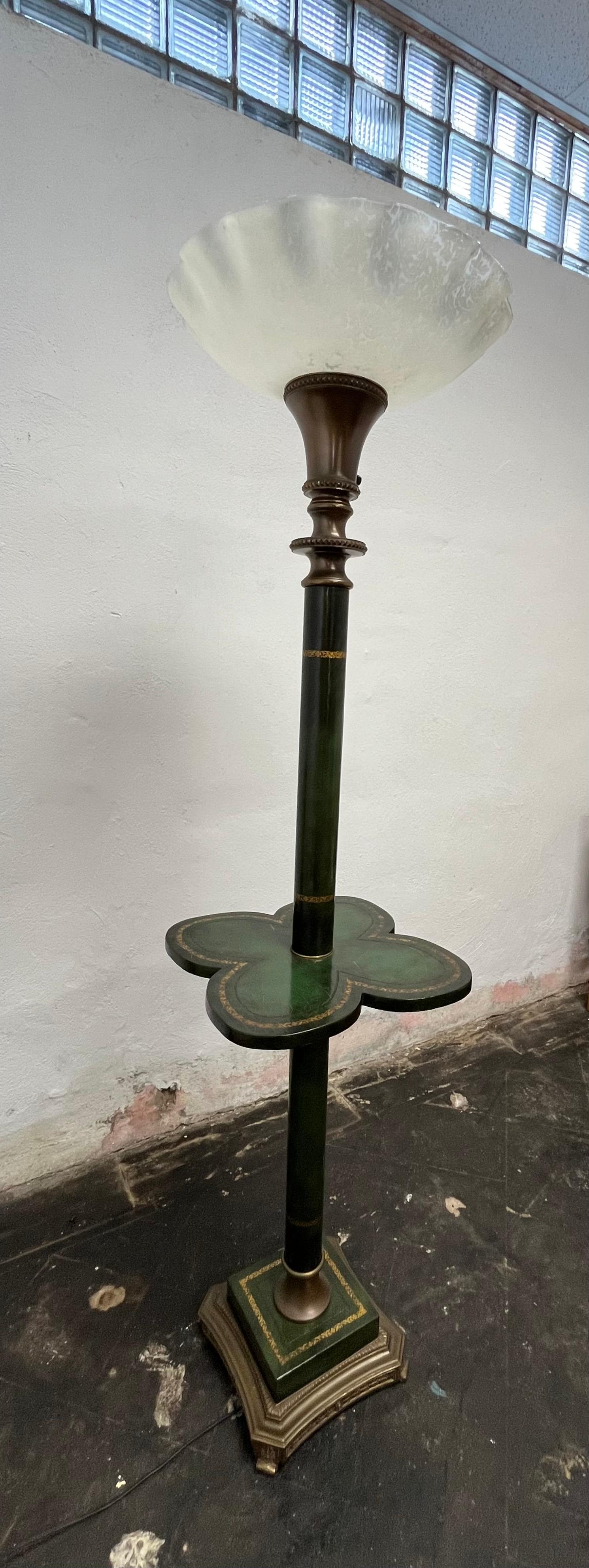 Vintage Messing Torchiere Stehlampe Zuckerguss Leder im Zustand „Gut“ im Angebot in W Allenhurst, NJ