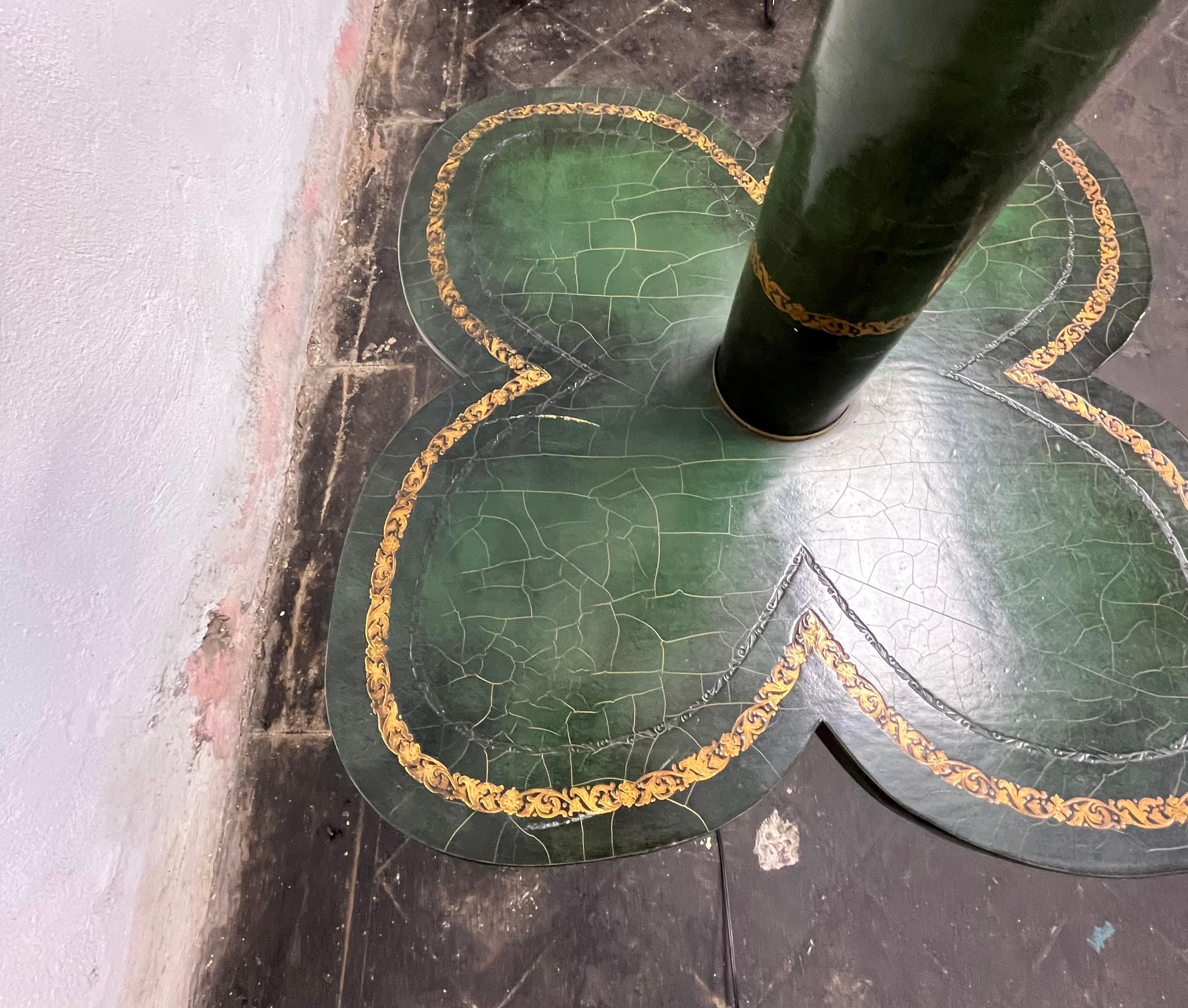 Lámpara de pie antorcha vintage de latón Cuero labrado en venta 1