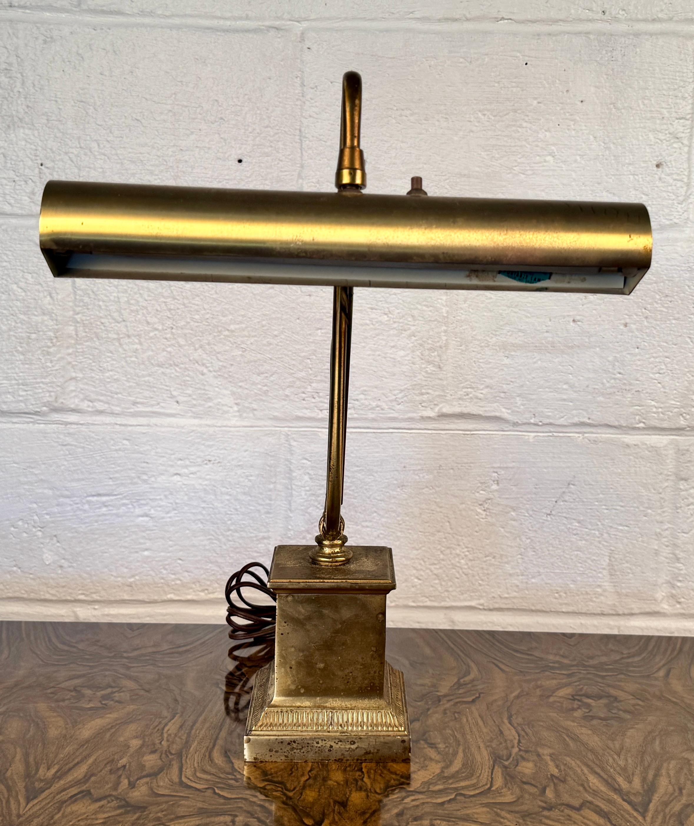 Illuminez votre espace avec rythme et style grâce à cette lampe de bureau Treble Clef vintage de la célèbre Laurel Lighting Company. Harmonie parfaite entre l'art et la fonction, cette lampe sculpturale rare constitue une déclaration audacieuse pour