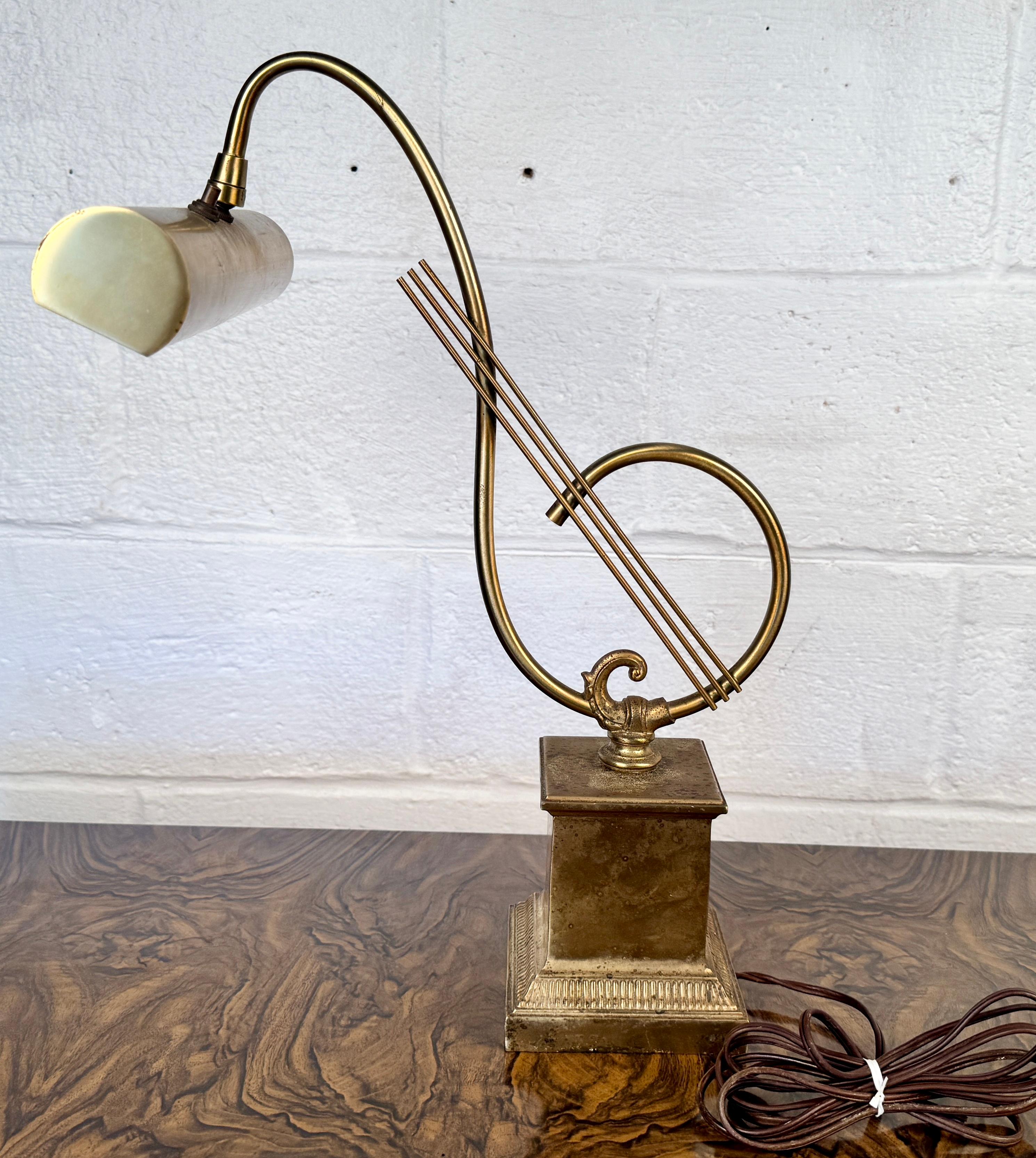 Lampe en laiton Vintage Treble Clef par Laurel Lighting Company Bon état - En vente à Brooklyn, NY