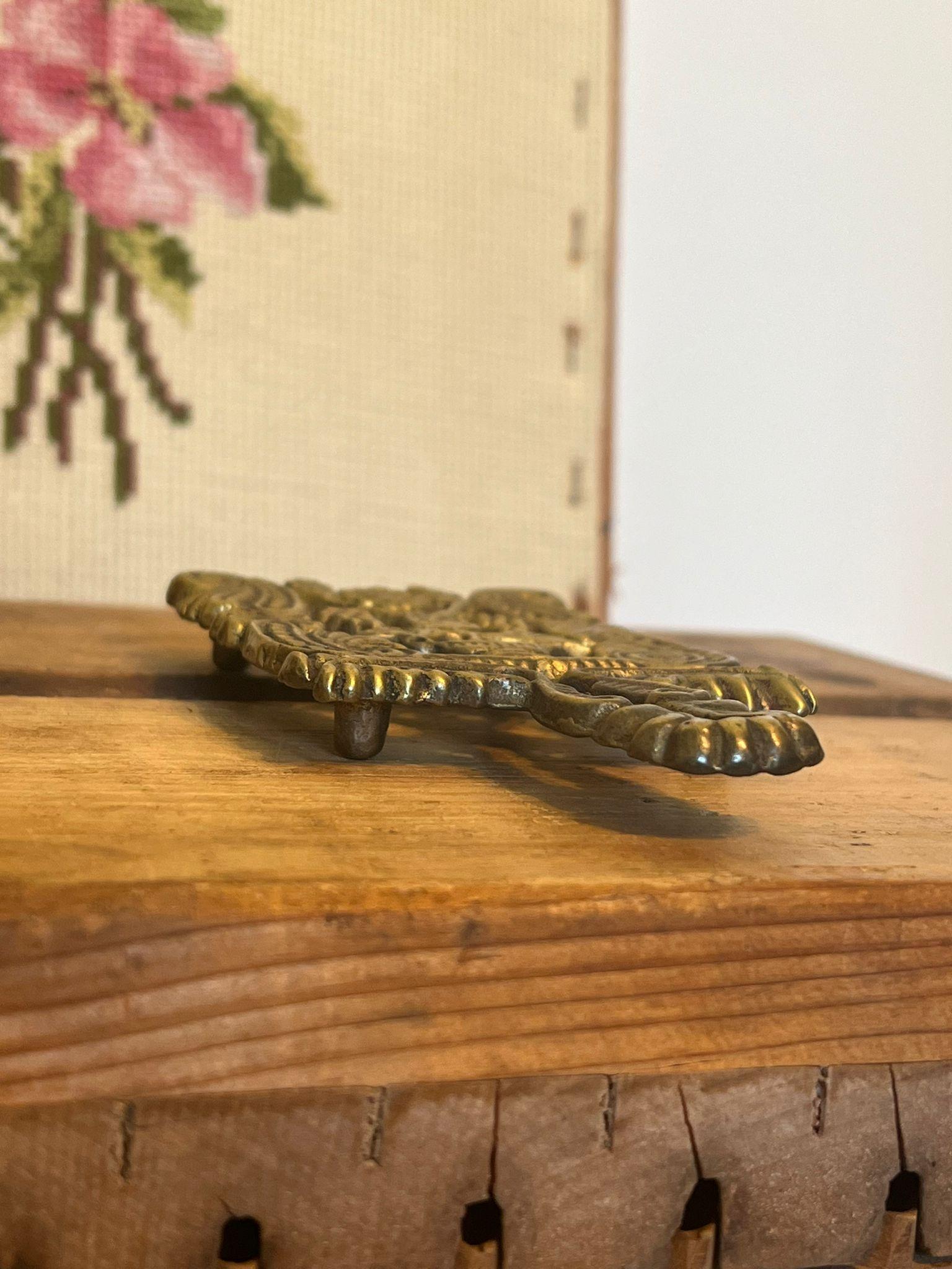 Fin du 20e siècle Trivet vintage en laiton poignée longue form A en vente