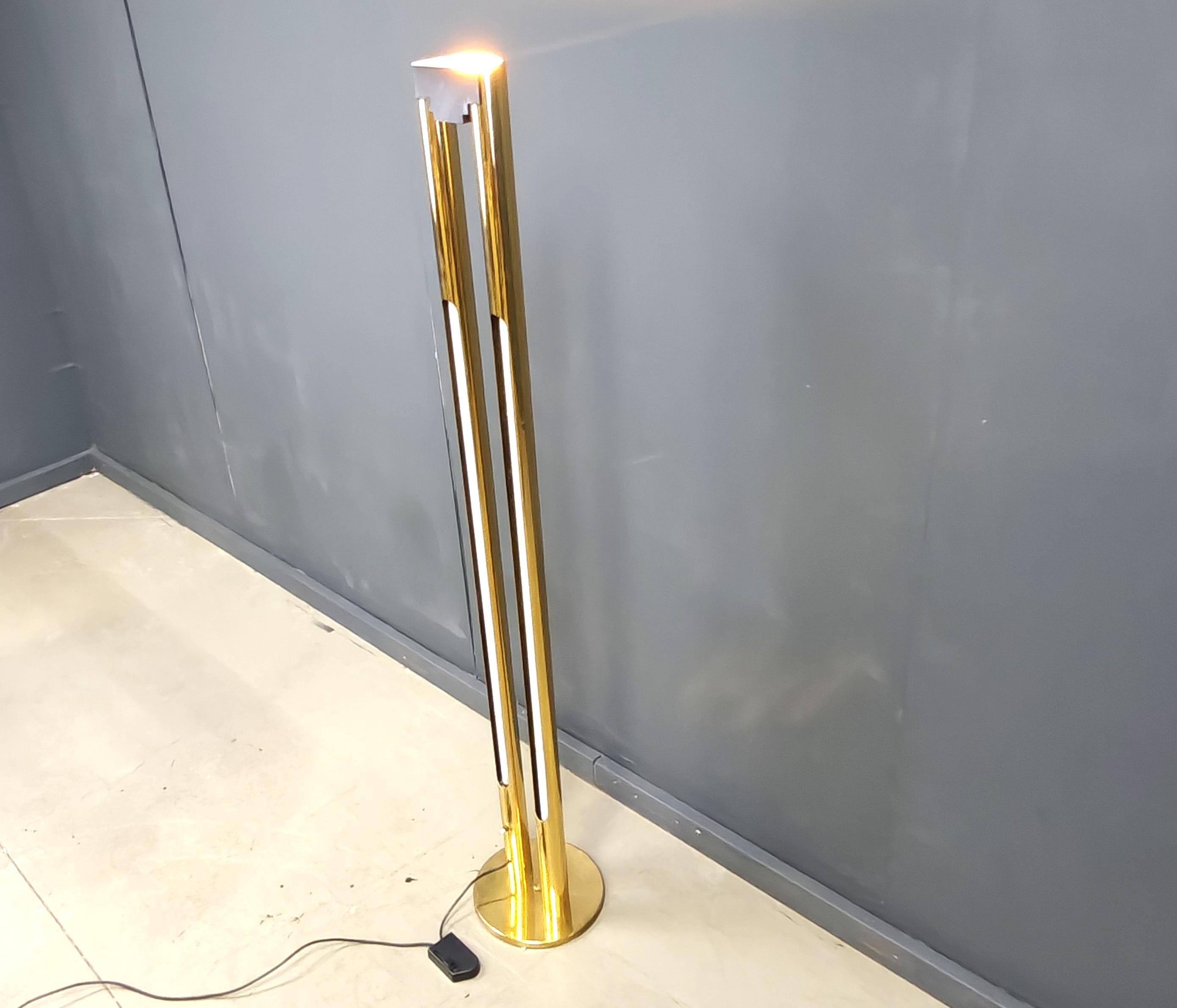 Modernist brass floor lamp featuring integrated white tube lights and an uand a dimmable lamp at the top.

The top and tube lights can be illuminated separately.

The lamp creates a cool effect thanks to the integrated lamps.

Timeless design

1980s