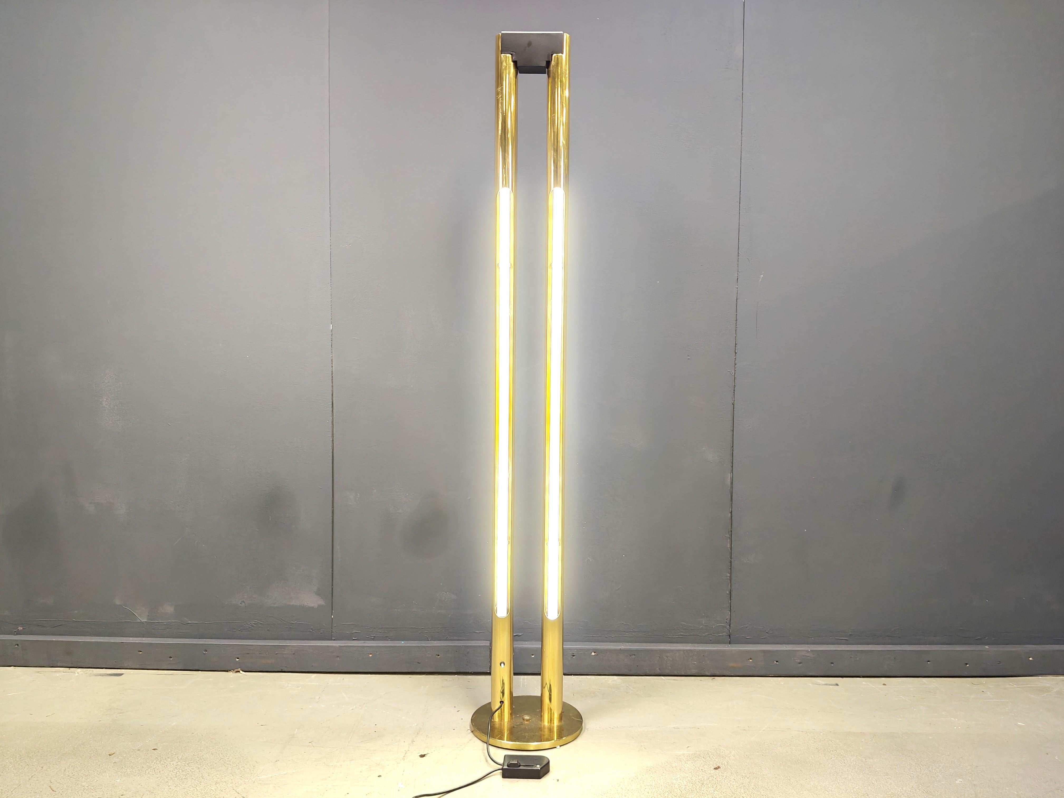 Vintage brass tube light floor lamp, 1980s In Good Condition For Sale In Leuven, Vlaams Gewest