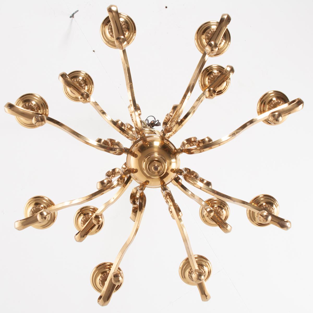 Français Lustre Vintage à douze lumières en laiton en vente