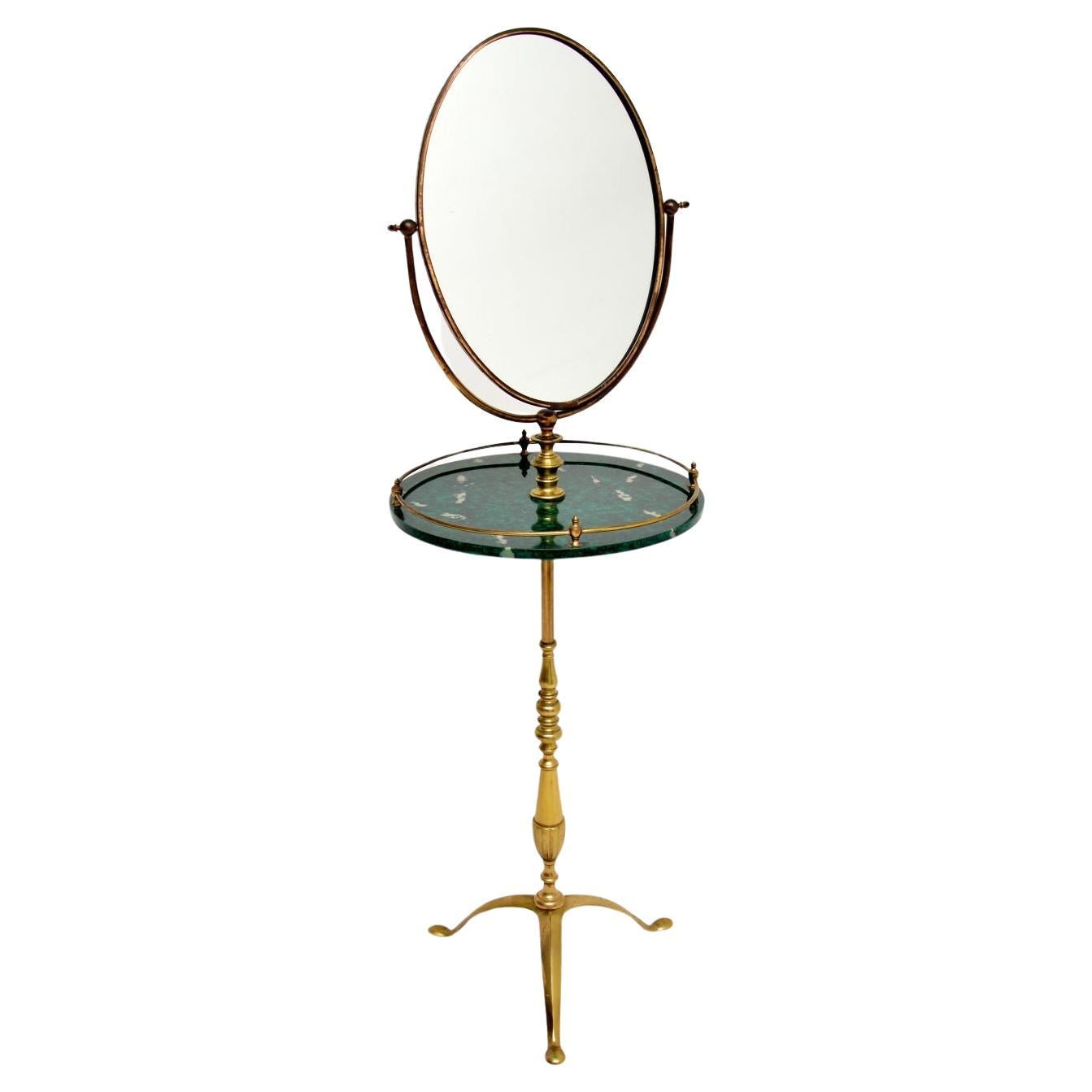 Une élégante et très rare table de toilette vintage en laiton avec miroir par Peerage. Il a été fabriqué en Angleterre, il date des années 1960.

Il est magnifiquement réalisé en laiton massif, avec une jolie table centrale en fausse écaille de