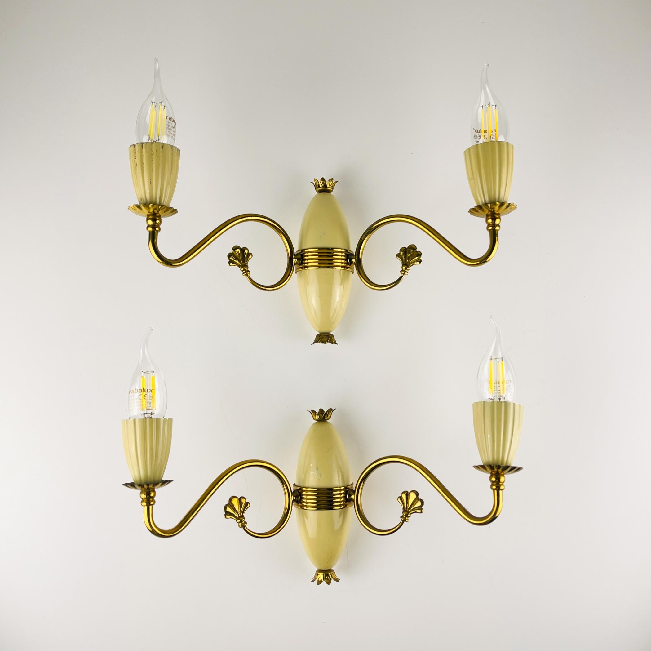 Erstaunlich Satz von 3 Vintage Messing Wandlampen in Italien in den 1950er Jahren gemacht.

Die Lampe ist in gutem Vintage-Zustand. Austausch der Verkabelung durch einen professionellen Elektriker. Vollständig funktionsfähig.

Abmessungen