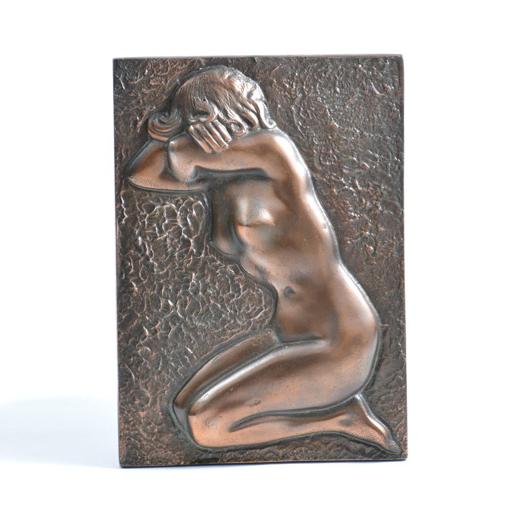 Belle et élégante sculpture murale en laiton. Produit probablement en Tchécoslovaquie vers les années 1940. L'œuvre d'art représente une femme nue. Auteur inconnu de la pièce. Une œuvre d'art élégante et intéressante, avec beaucoup de détails et un