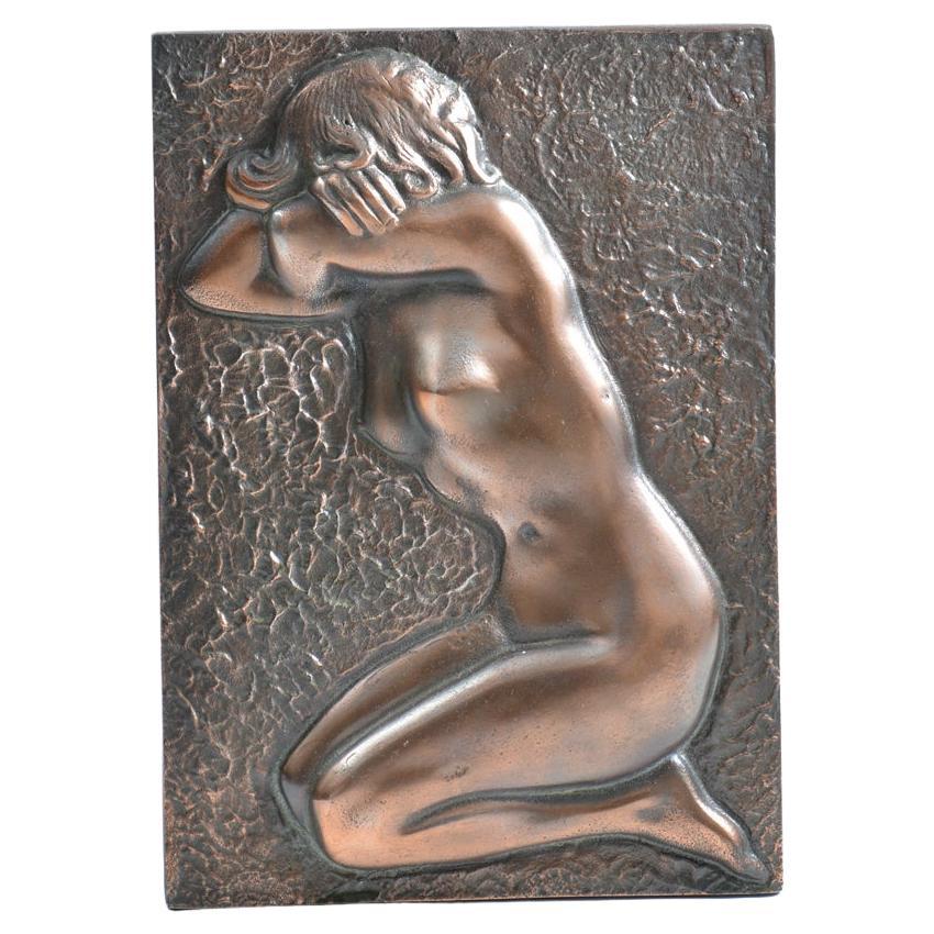 Sculpture murale vintage en laiton d'une femme nue, vers 1940 en vente