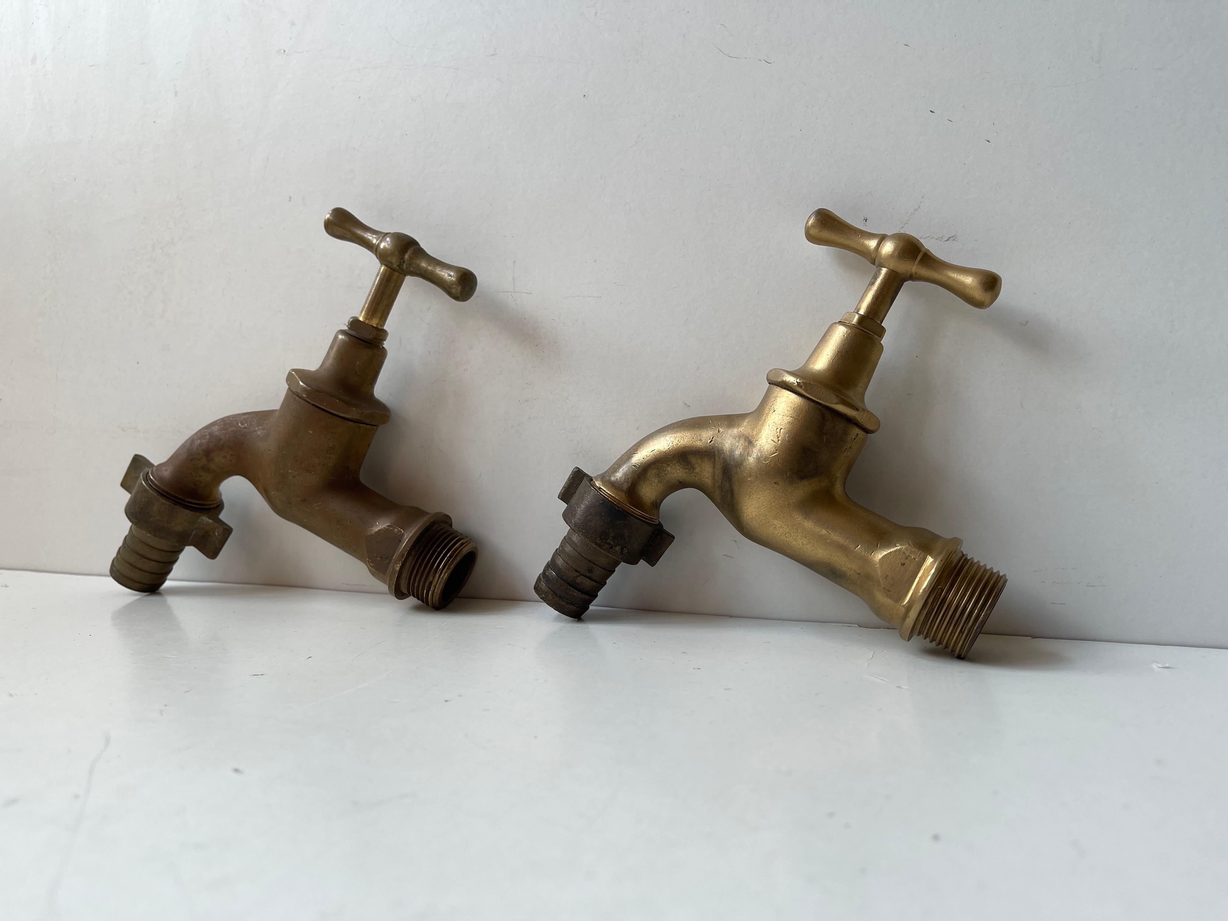 Mid-Century Modern Robinet d'eau vintage en laiton, 1950s, Set of 2 en vente