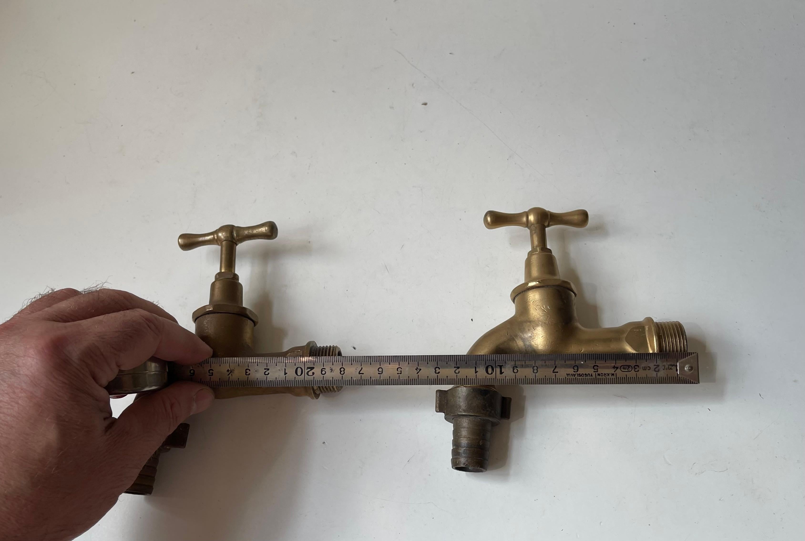Robinet d'eau vintage en laiton, 1950s, Set of 2 Bon état - En vente à Esbjerg, DK