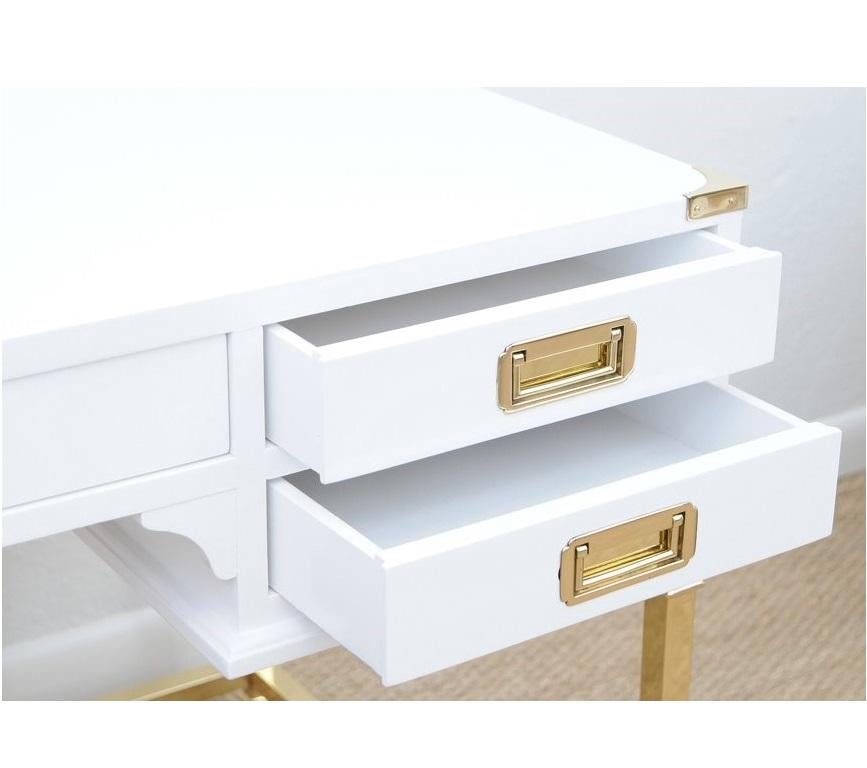 Américain Vieille table/bureau de style campagne en laiton et laqué blanc en vente