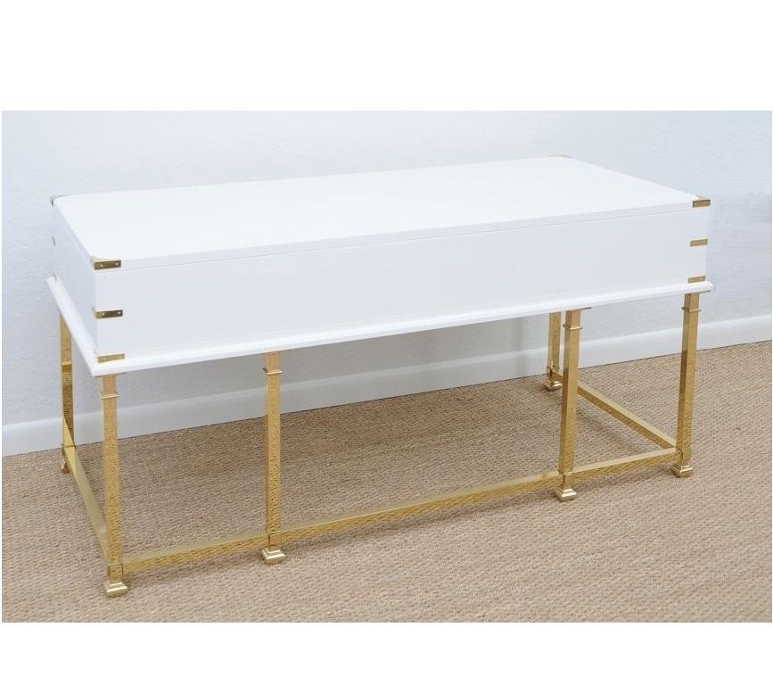 Laqué Vieille table/bureau de style campagne en laiton et laqué blanc en vente