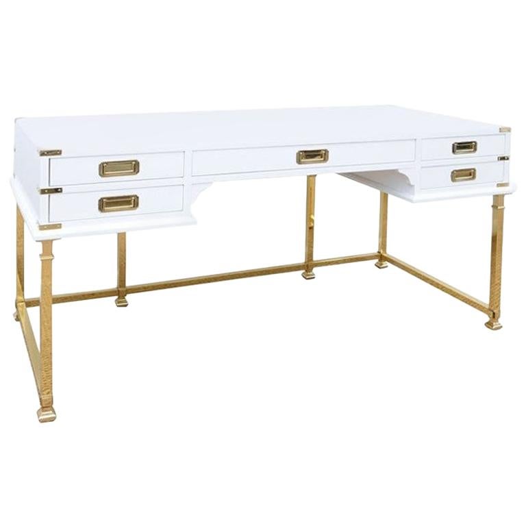 Vieille table/bureau de style campagne en laiton et laqué blanc en vente