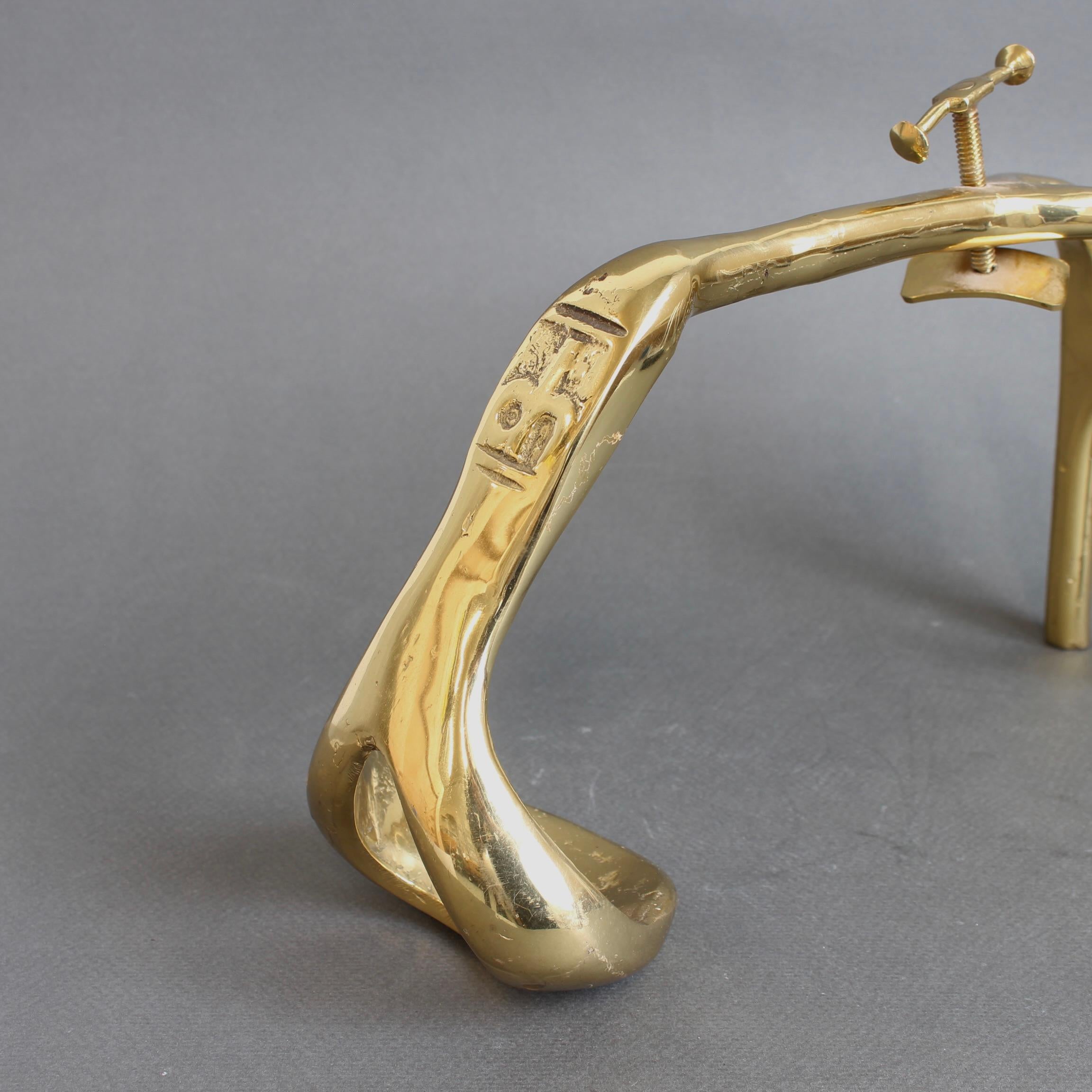 Vintage Messing Weinflaschenausgießer und Display Stand von David Marshall im Angebot 3