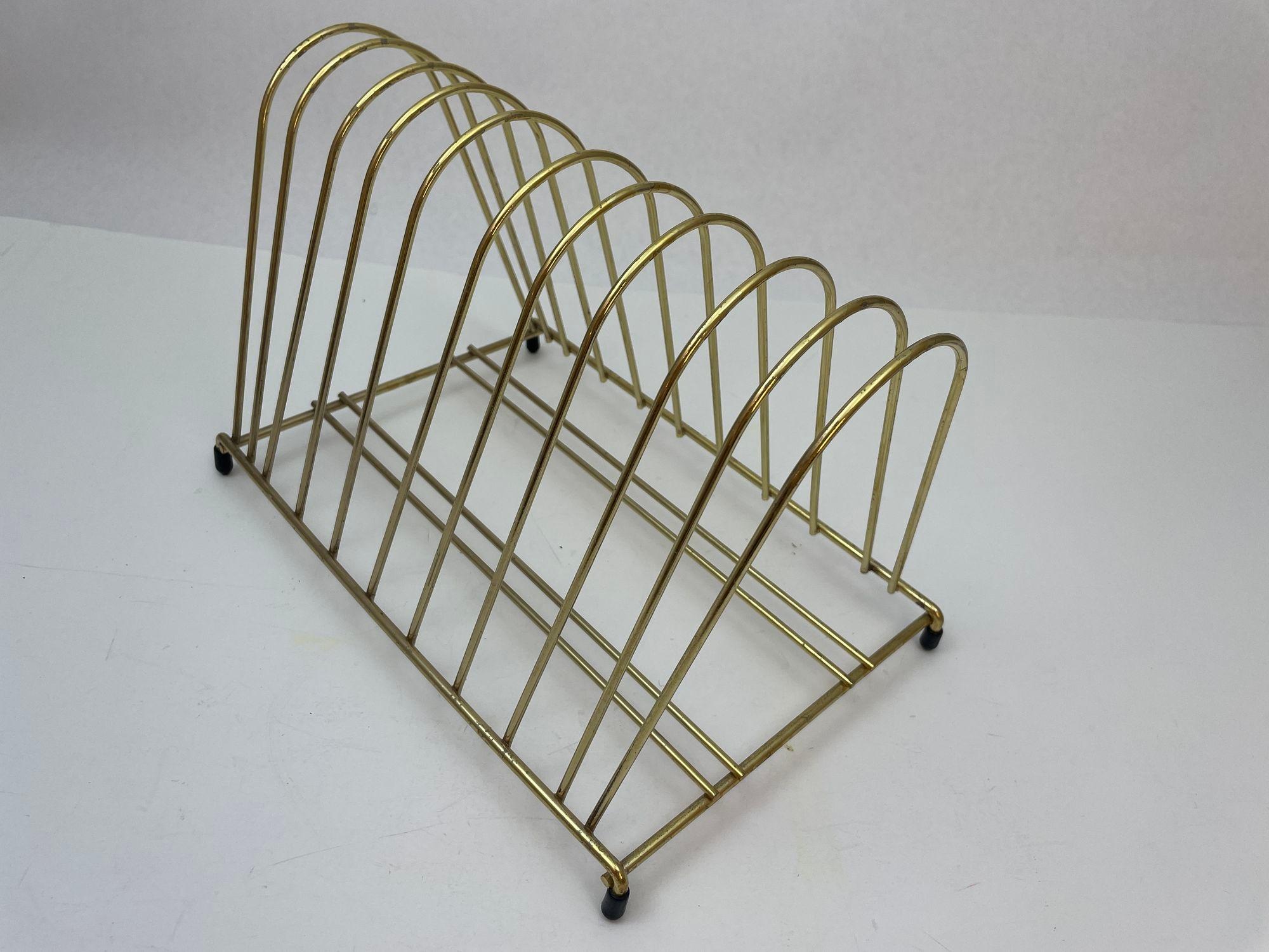 Vintage Mid-Century Modern Brass Wire Record Vinyl Rack 1960's.
Vintage-Tischplattenhalter aus goldfarbenem Metall.
Vintage-Schallplattenständer aus Messing. Mid-Century Modern Brass Record Rack Vinyl Lp Storage & Display.
Für Vinylsammler und