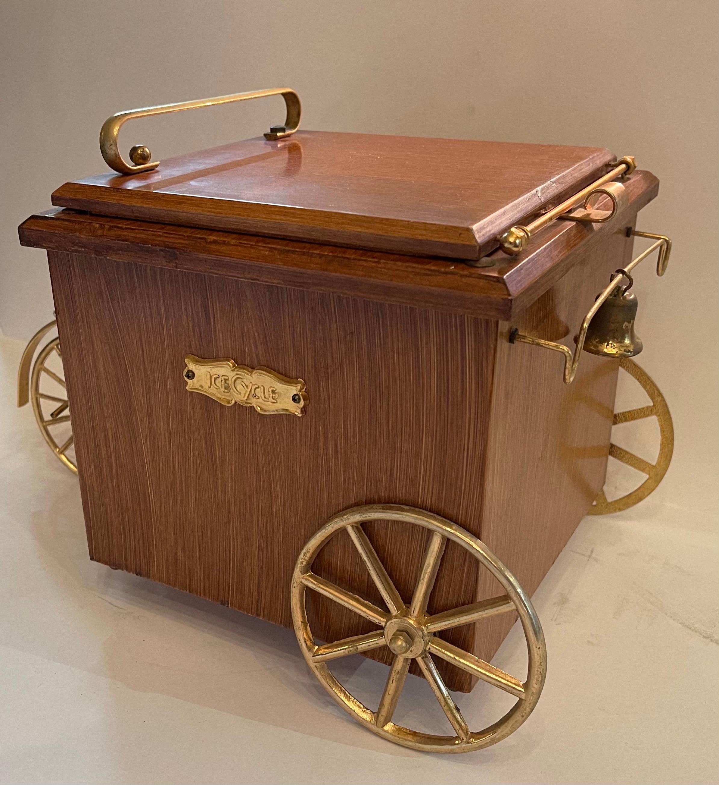 Carretilla de latón y madera vintage 