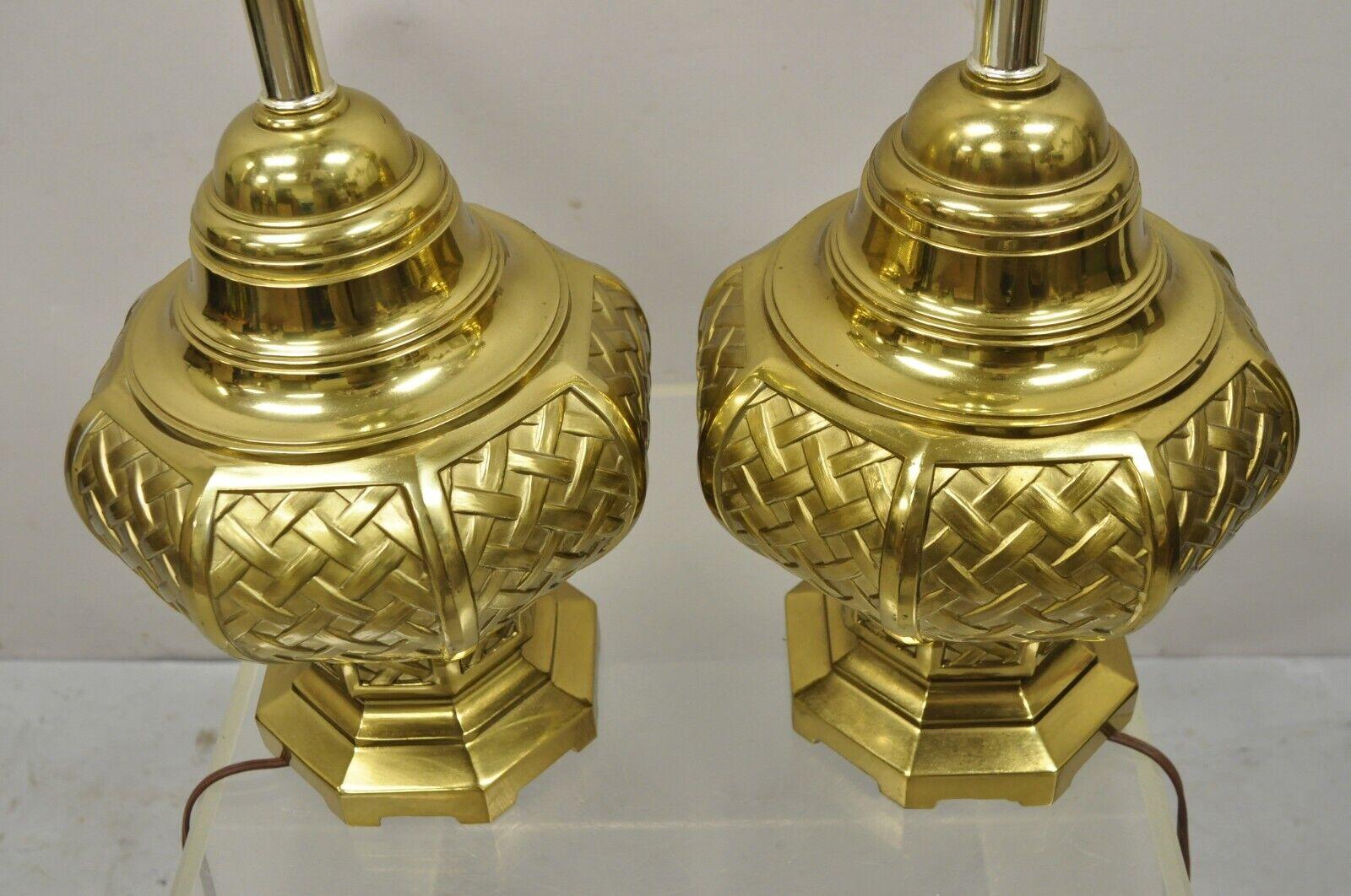 Vintage Brass Woven Basket Basketweave Hollywood Regency Table Lamps, a Pair In Good Condition For Sale In Philadelphia, PA
