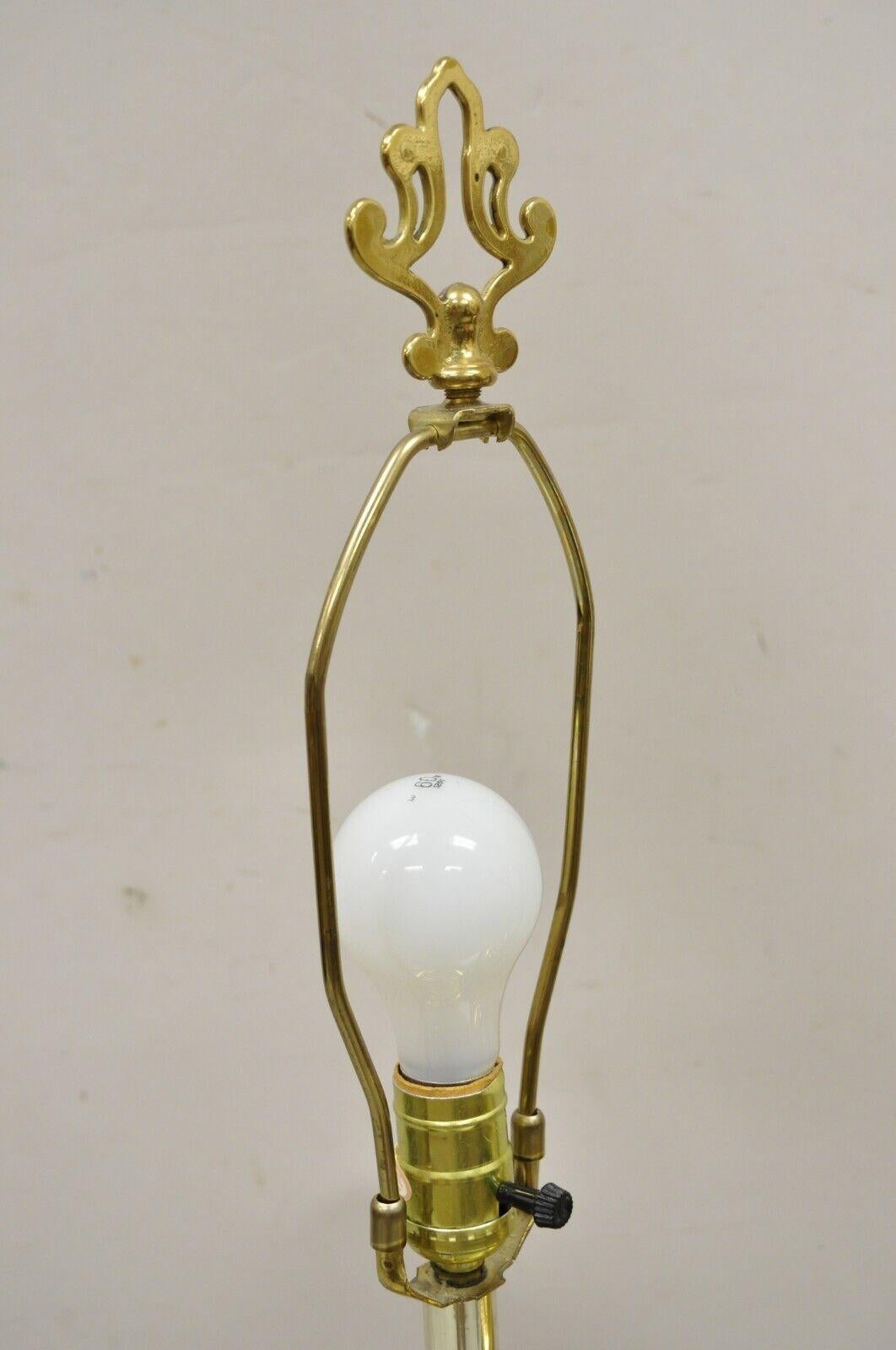 Paire de lampes de bureau vintage style Hollywood Regency en forme de panier tressé en laiton en vente 1