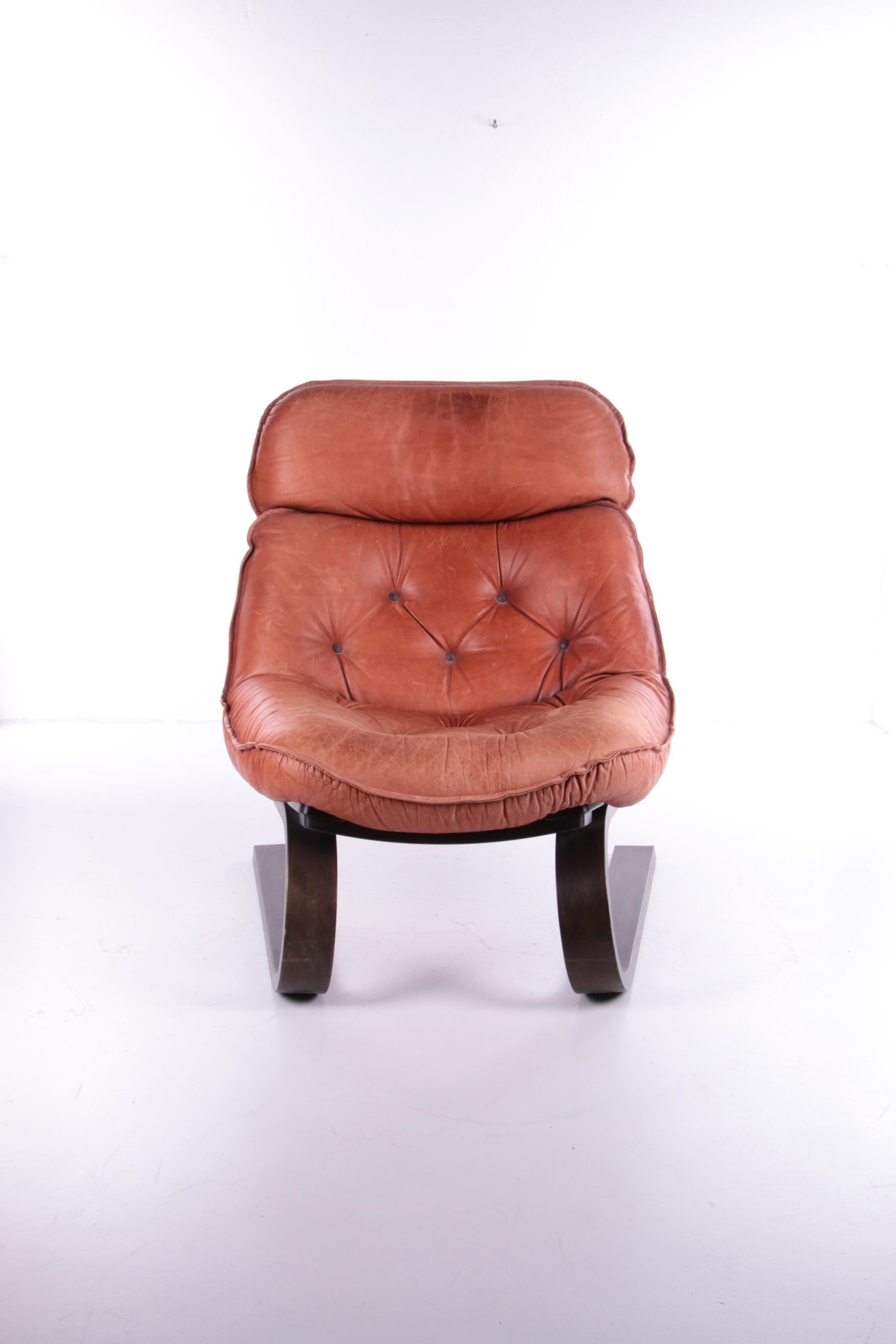 Very beautiful and special lounge chair attributed to Brazil 1970.

The chair is made of curved brown plywood and has a cow leather seat supported by a firm back and with brown leather pillow.

The chair is in fantastic original condition and