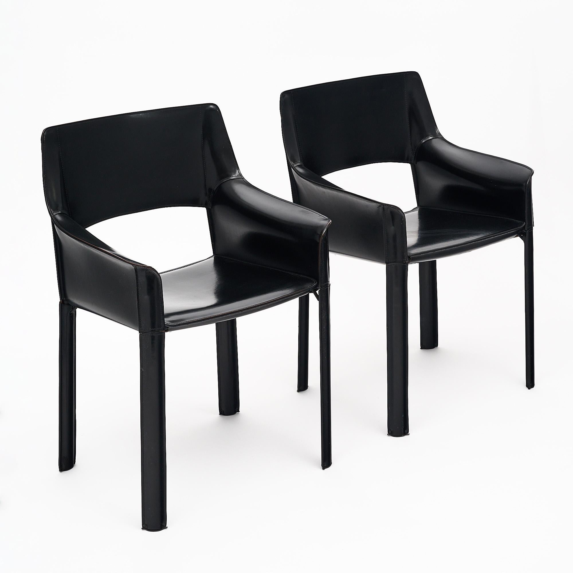 Ein Paar Sessel der brasilianischen Firma De Couro. Sie bestehen aus Stahlstrukturen und dickem, genähtem schwarzem Leder in hervorragendem Vintage-Zustand. Jeder Stuhl ist auf der Unterseite mit der Marke De Couro of Brazil versehen. Dieses