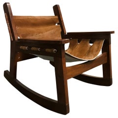 Silla mecedora vintage de cuero de vaca brasileño, años 50