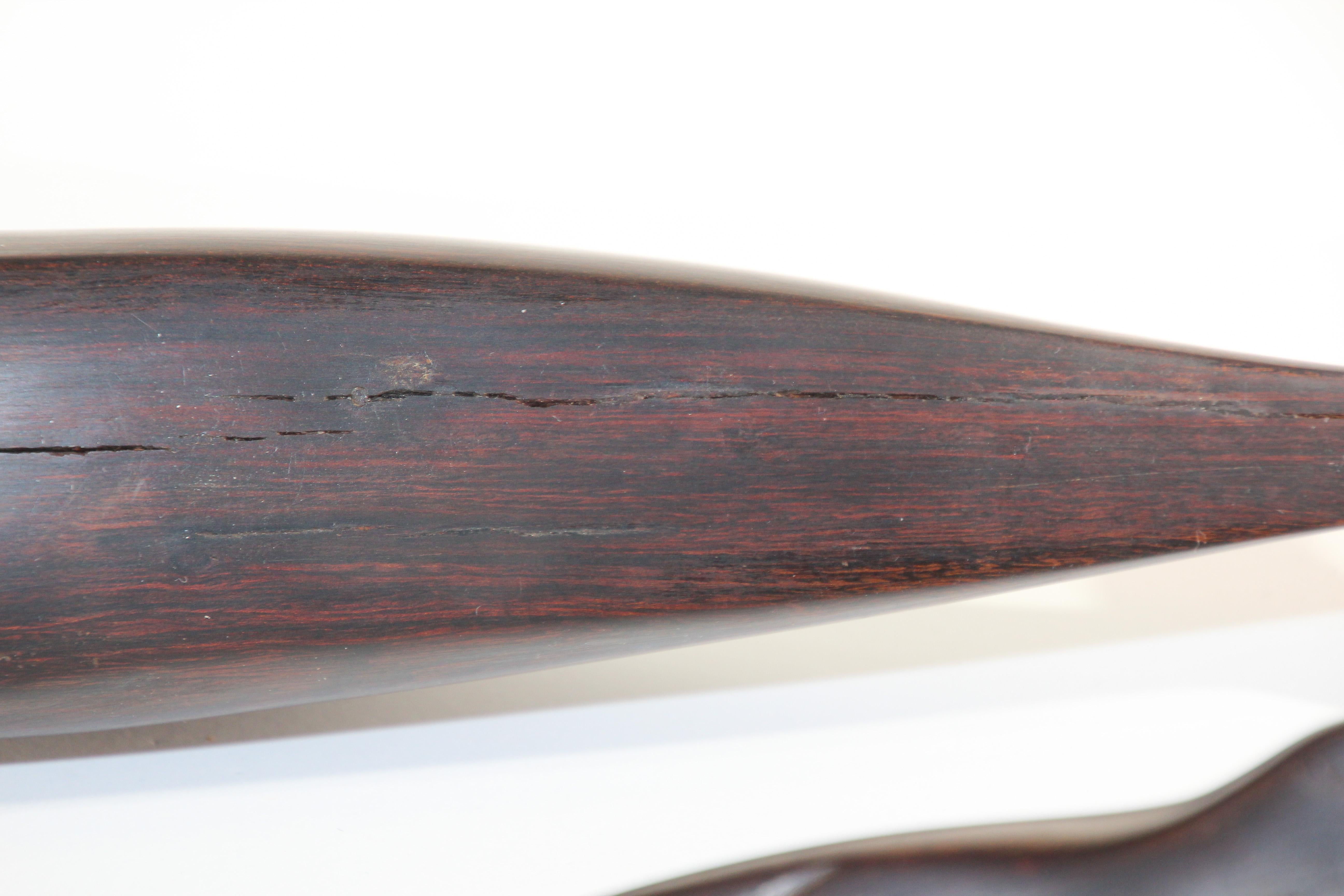Escultura brasileña vintage de madera de hierro tallada a mano de una ballena y un tiburón en venta 4