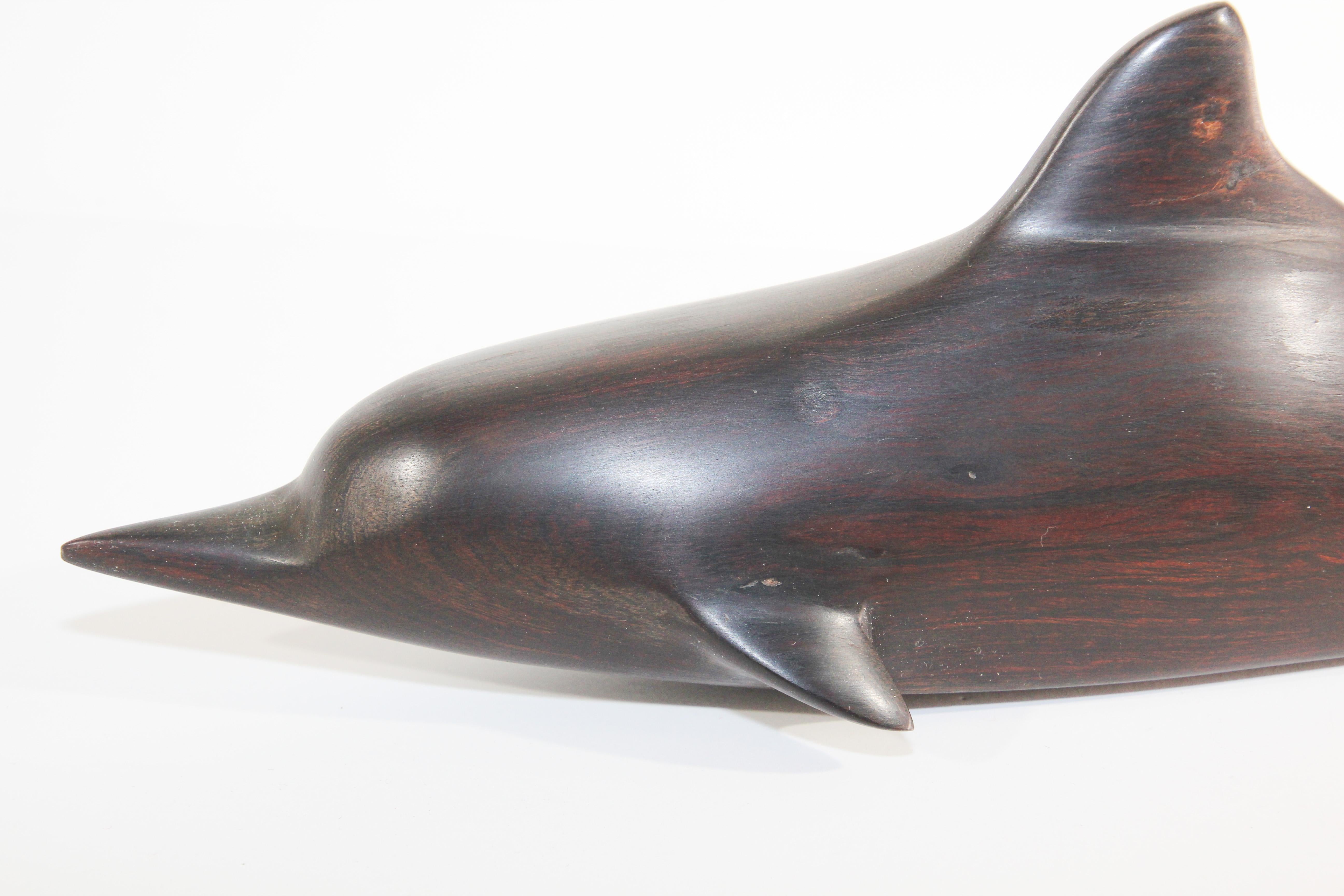 Artisanat Sculpture brésilienne vintage en bois de fer sculpté à la main d'une baleine et d'un requin en vente