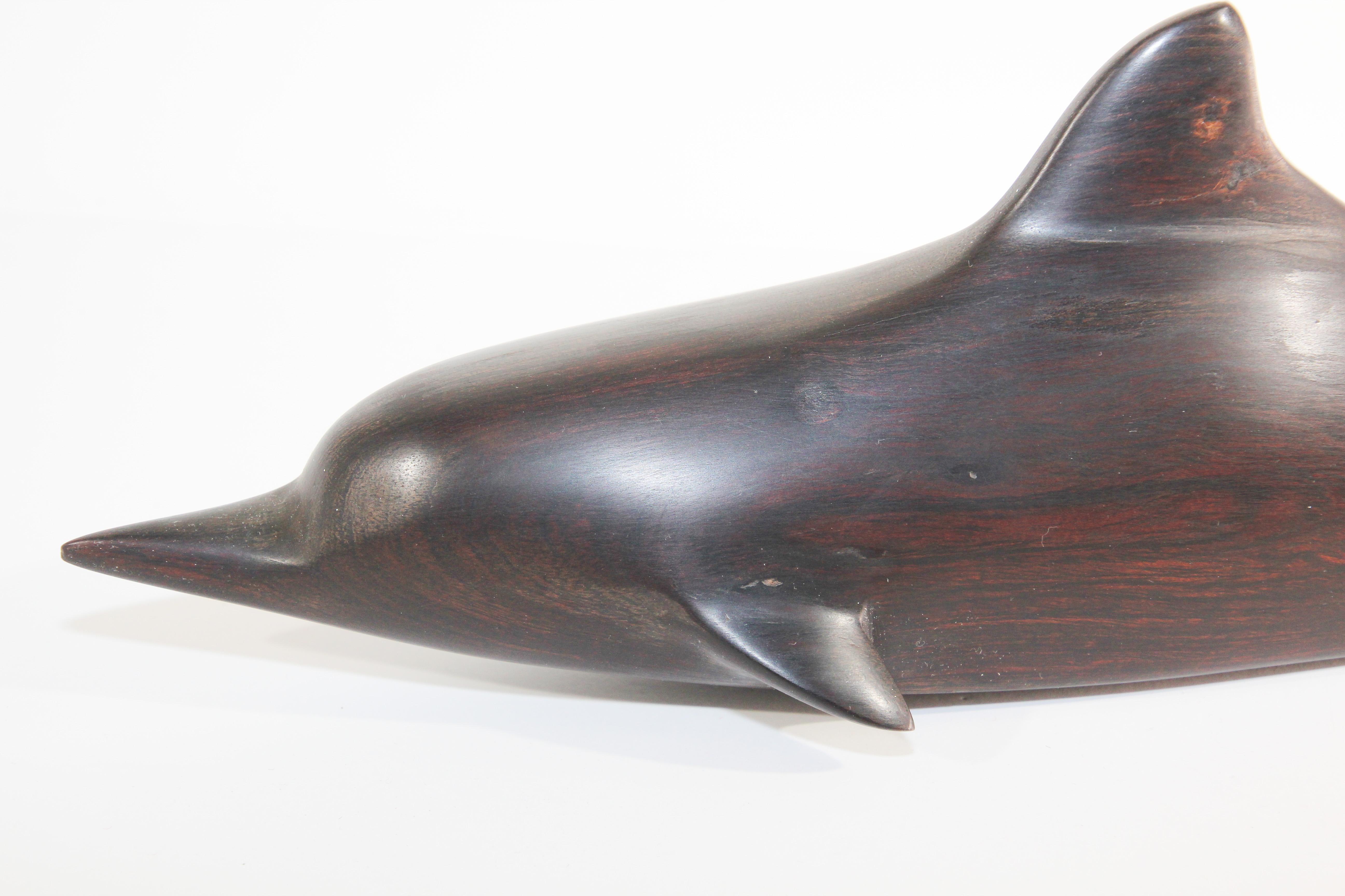 Escultura brasileña vintage de madera de hierro tallada a mano de una ballena y un tiburón Arte popular en venta