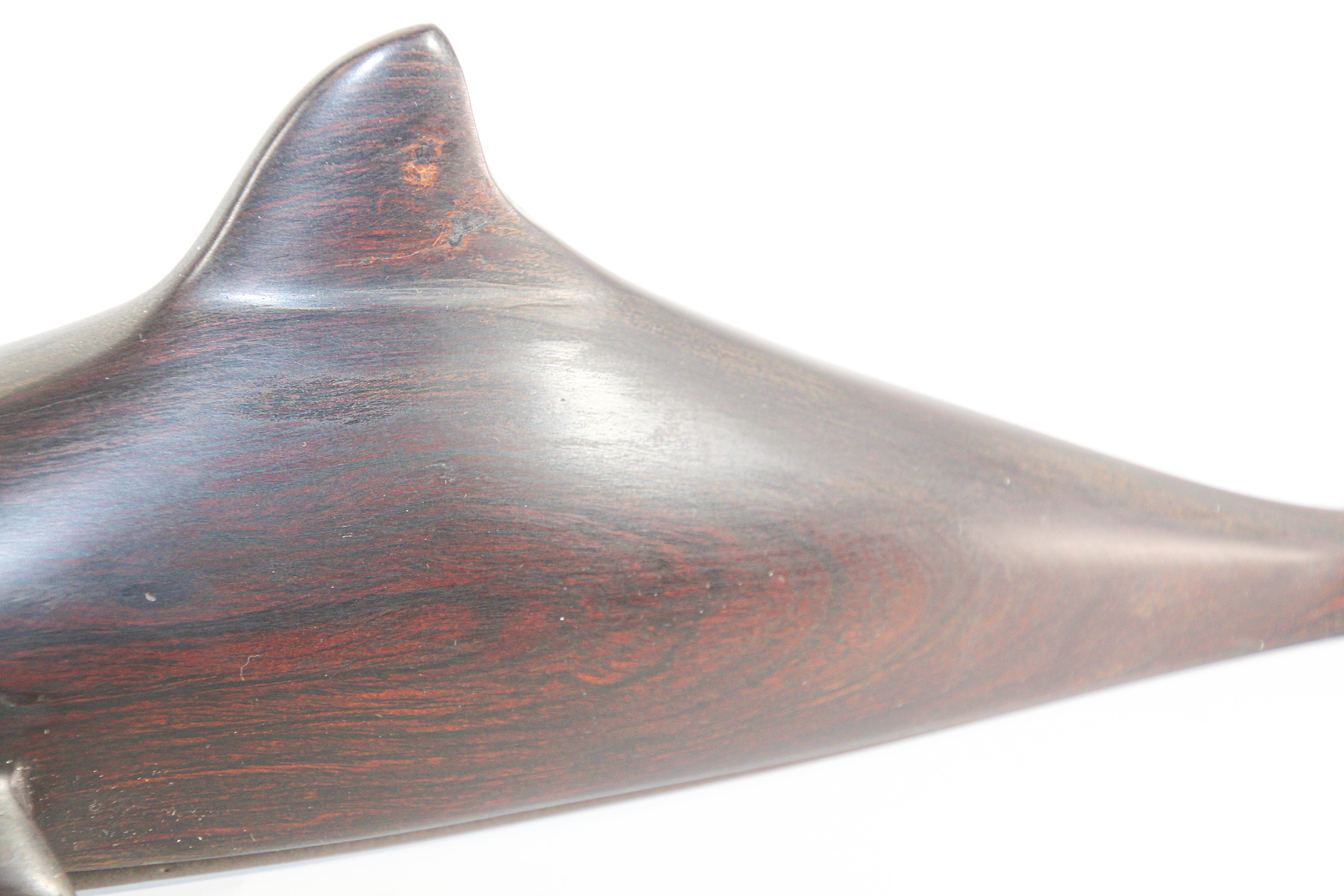 Escultura brasileña vintage de madera de hierro tallada a mano de una ballena y un tiburón Brasileño en venta