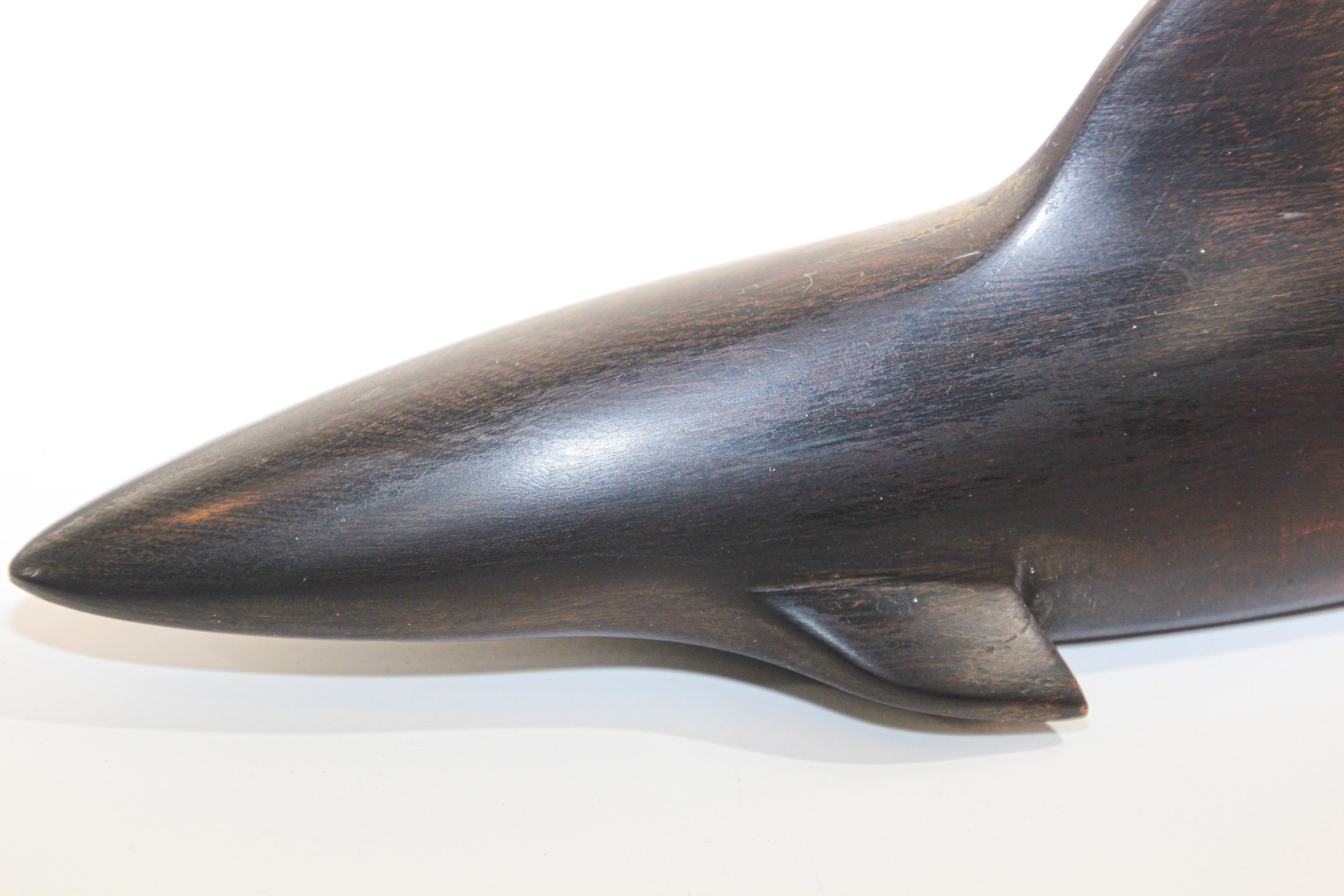 Escultura brasileña vintage de madera de hierro tallada a mano de una ballena y un tiburón en Bueno estado para la venta en North Hollywood, CA