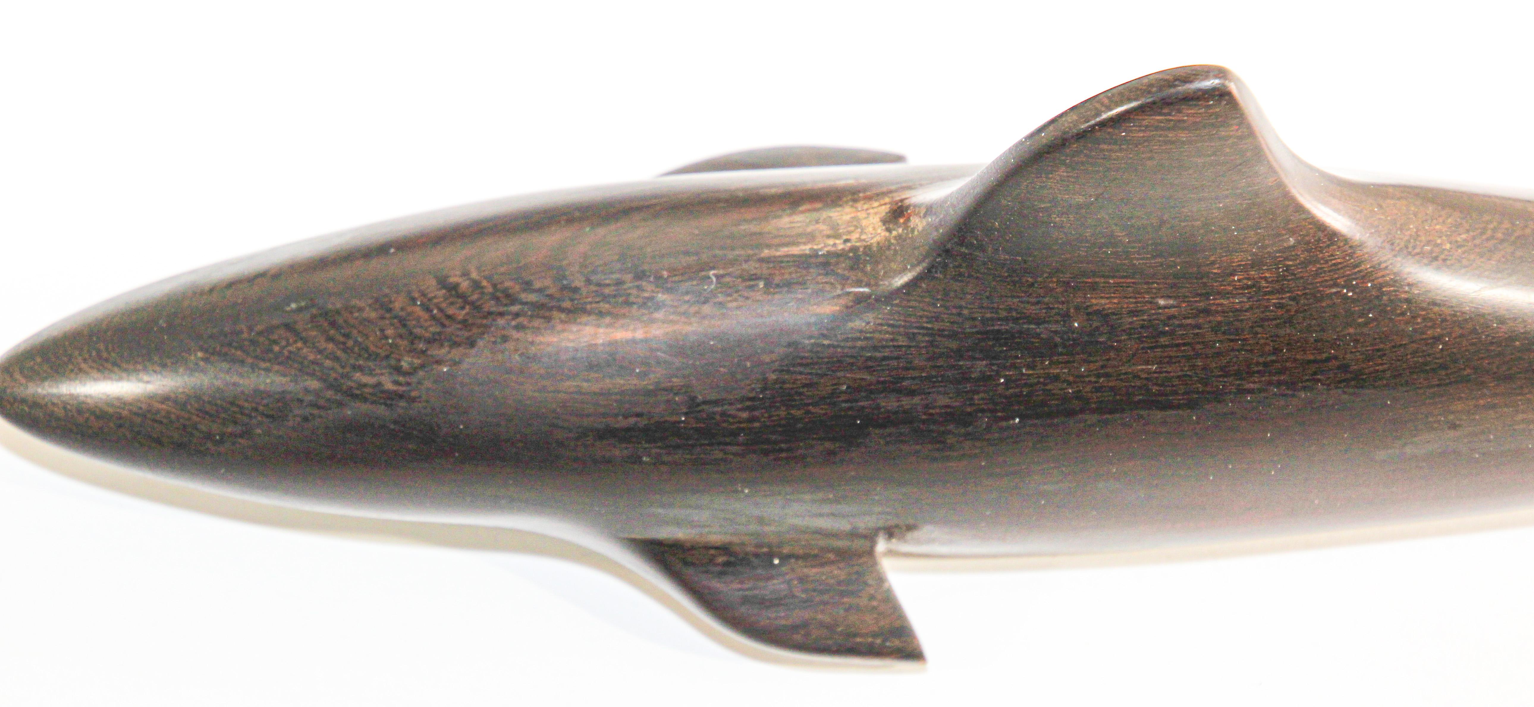 Sculpture brésilienne vintage en bois de fer sculpté à la main d'une baleine et d'un requin en vente 1