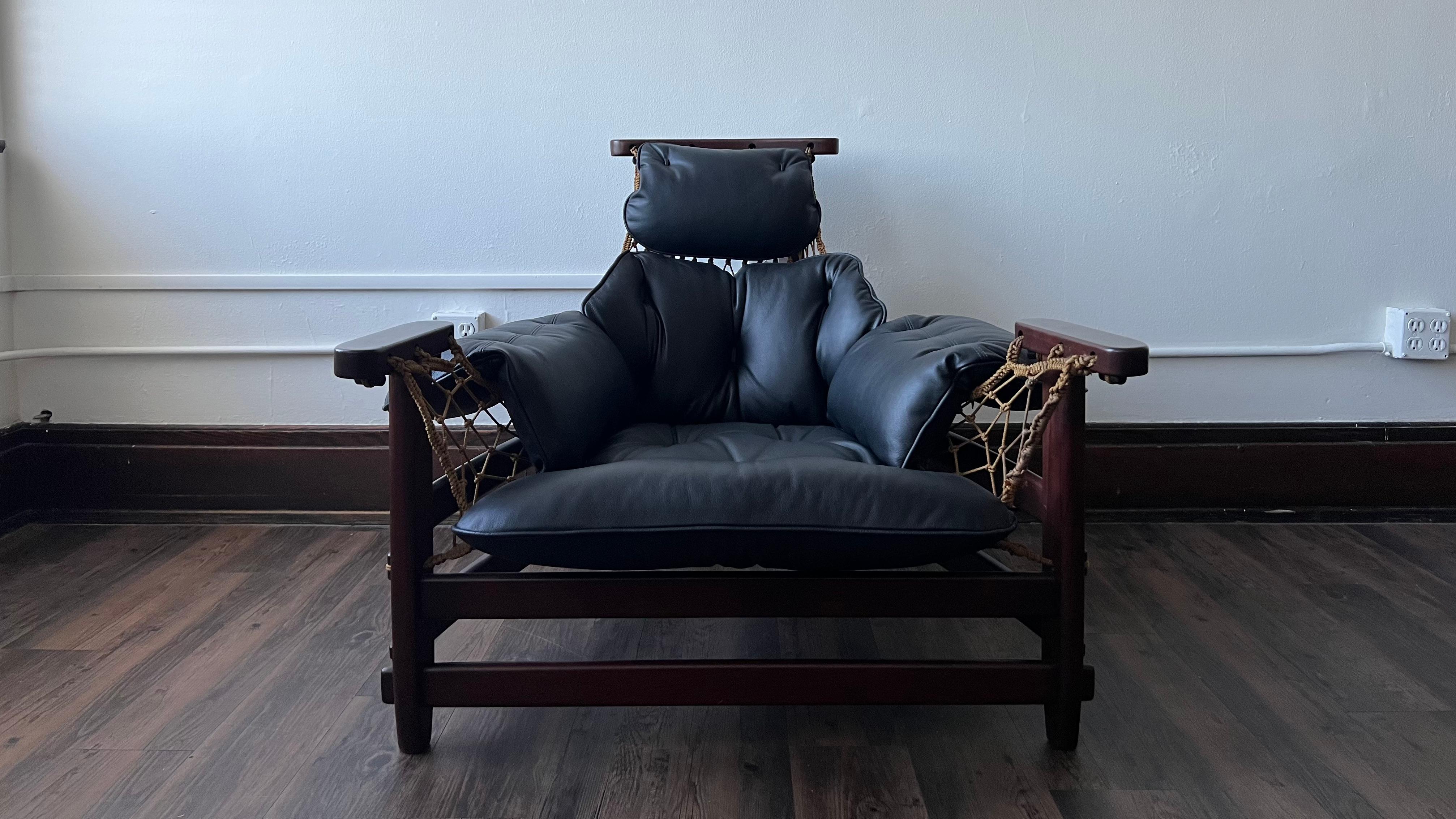 Cette exquise chaise vintage Jangada, créée par le célèbre designer Jean Gillon, est l'ajout parfait à toute maison. Fabriquée à la main avec du bois de rose de première qualité et de la corde de drisse, cette chaise est à la fois robuste et