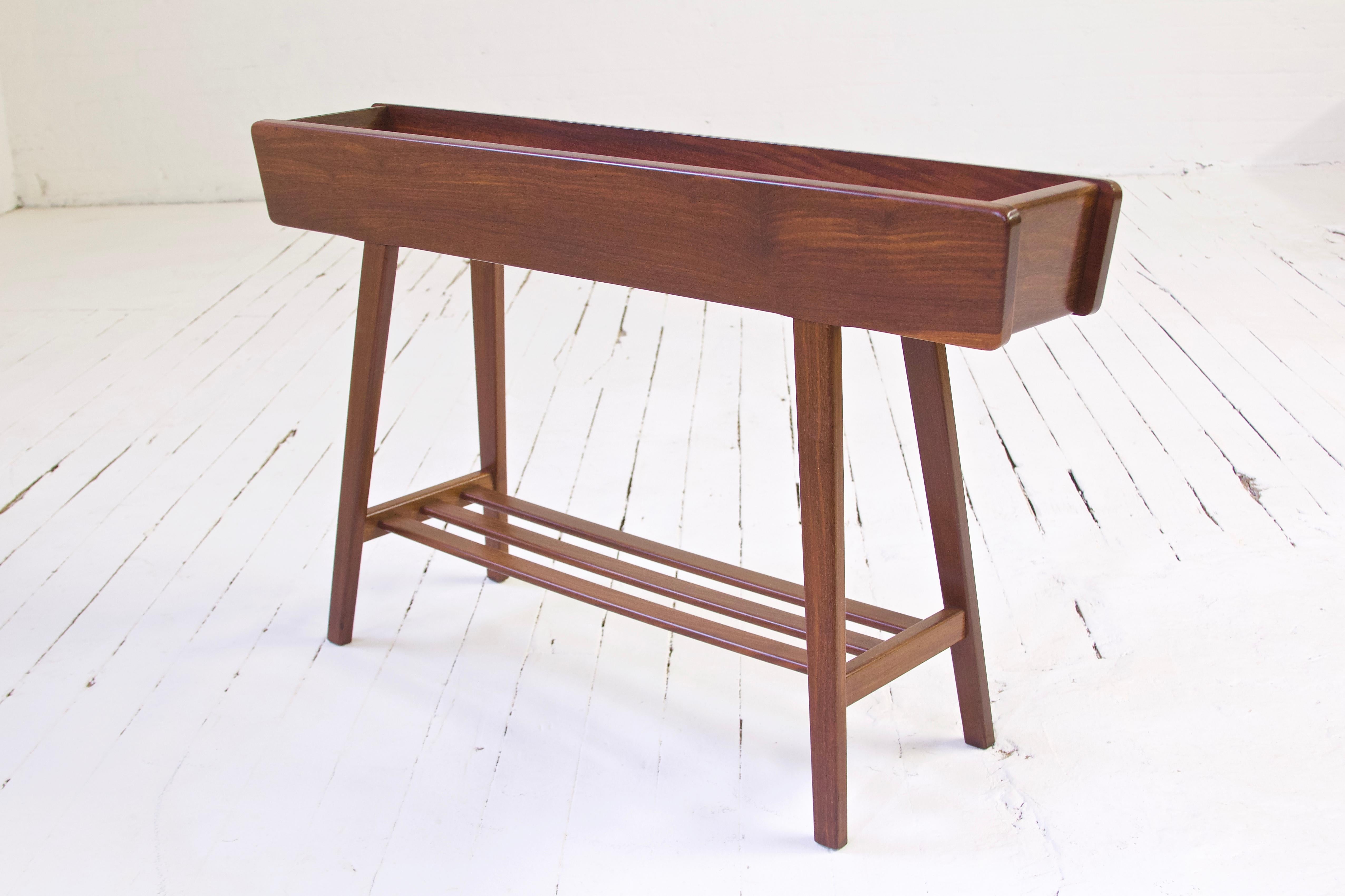 An attractive and incredibly well-preserved planter or jardinie`re in gorgeous old growth richly colored teak. Designed by BRDR Dalsgaard for Illums Bolighus, ca 1960. Splayed leg construction with three stretchers make this piece as strong as it is