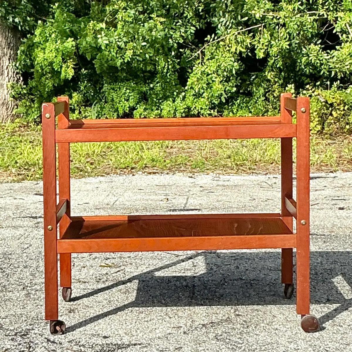 Eleva tu espacio de entretenimiento con este carro de bar Vintage MCM BRDR Furbo. Impresionante ejemplo del diseño moderno de mediados de siglo, este carrito de bar presenta líneas elegantes y cálidos tonos de madera que encarnan la elegancia y la