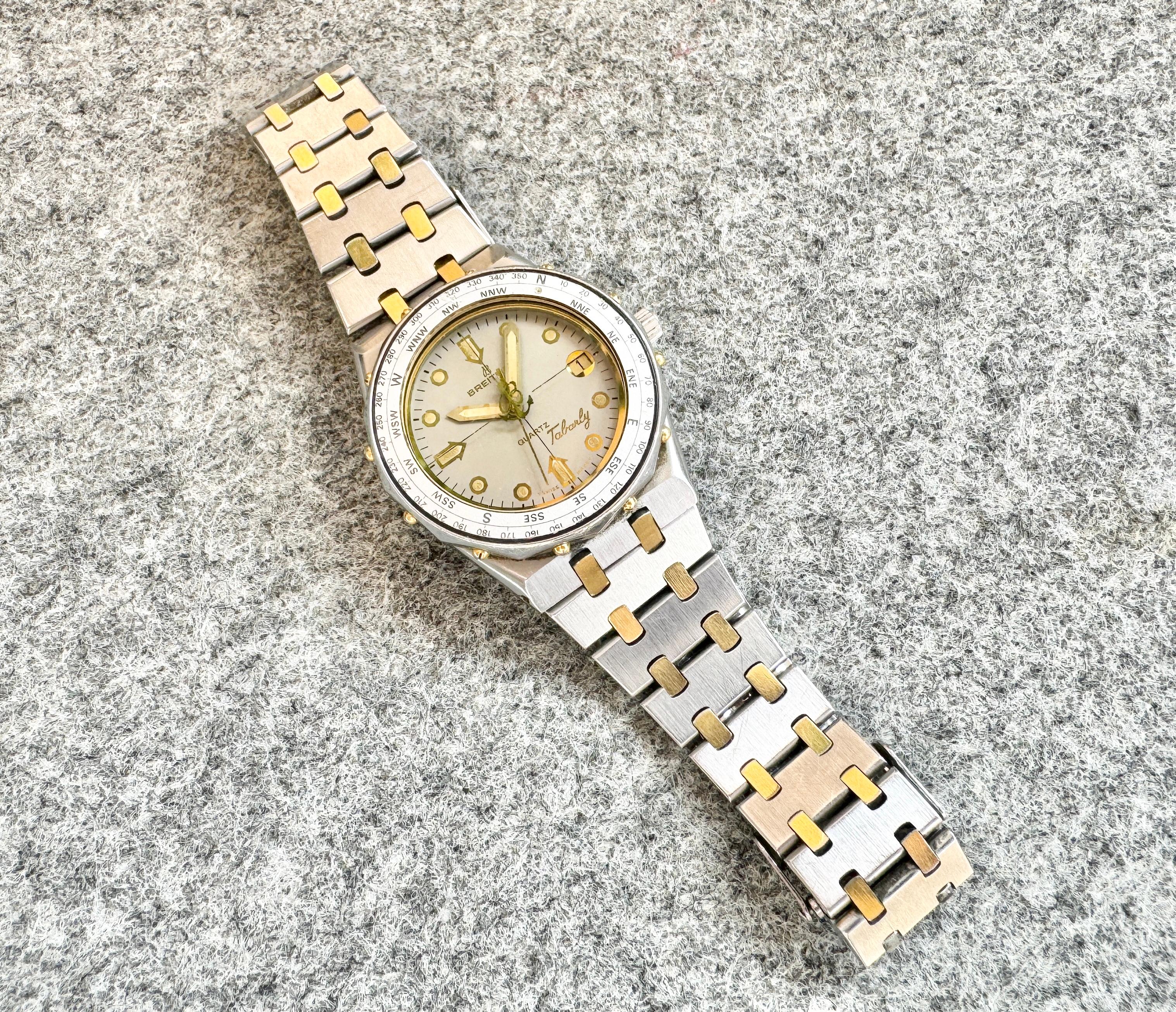 Marke: Breitling

Modell: Tabarly

Referenznummer: 80770N

Land der Herstellung: Schweiz

Uhrwerk: Quarz

MATERIAL des Gehäuses: Rostfreier Stahl/ Gold

Abmessungen: Gehäusebreite: 35 mm. (ohne Krone)

Band Typ : Edelstahl/vergoldet

Band Zustand: