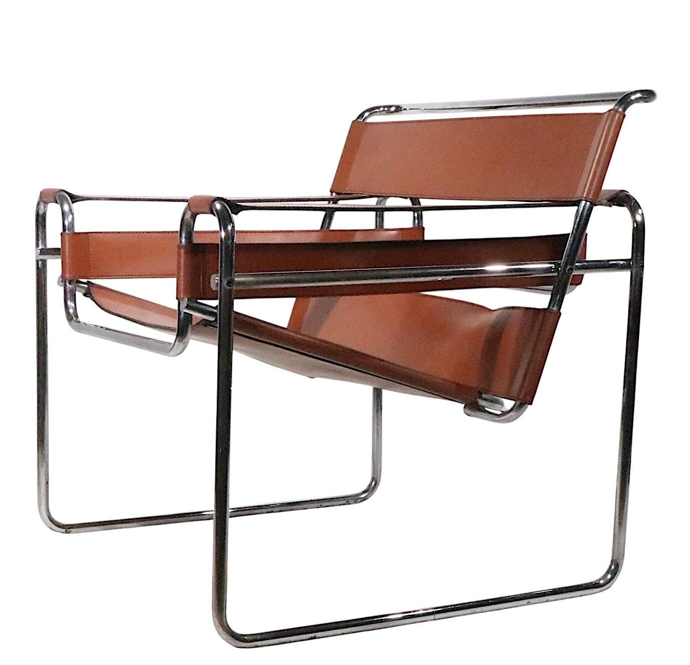 Belle chaise vintage de Wassily,  Conçu à l'origine par Marcel Breuer pour le Bauhaus, ce design iconique a été produit sous une forme ou une autre depuis sa création.  La chaise est dotée d'un cadre en chrome brillant, avec des embouts soudés sans