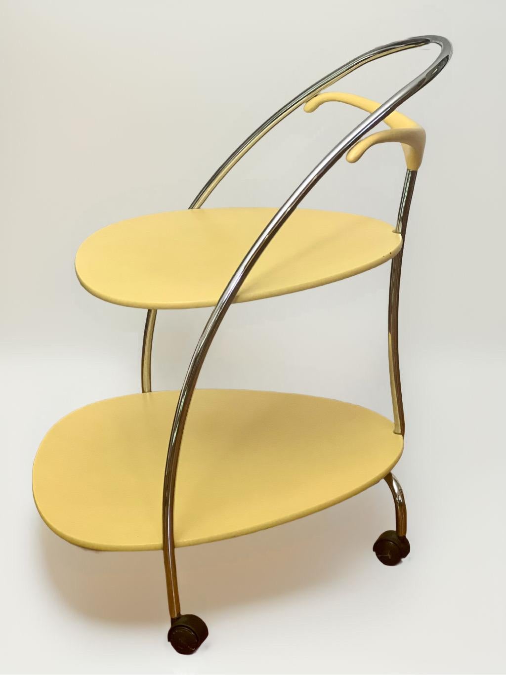 Moderno carrito de bar italiano de dos niveles de diseño exclusivo en madera lacada y cromo, de BRF. Se asienta sobre cuatro ruedas giratorias, lo que facilita mucho las maniobras. Las grandes gradas estilo plataforma tienen una forma estupenda y
