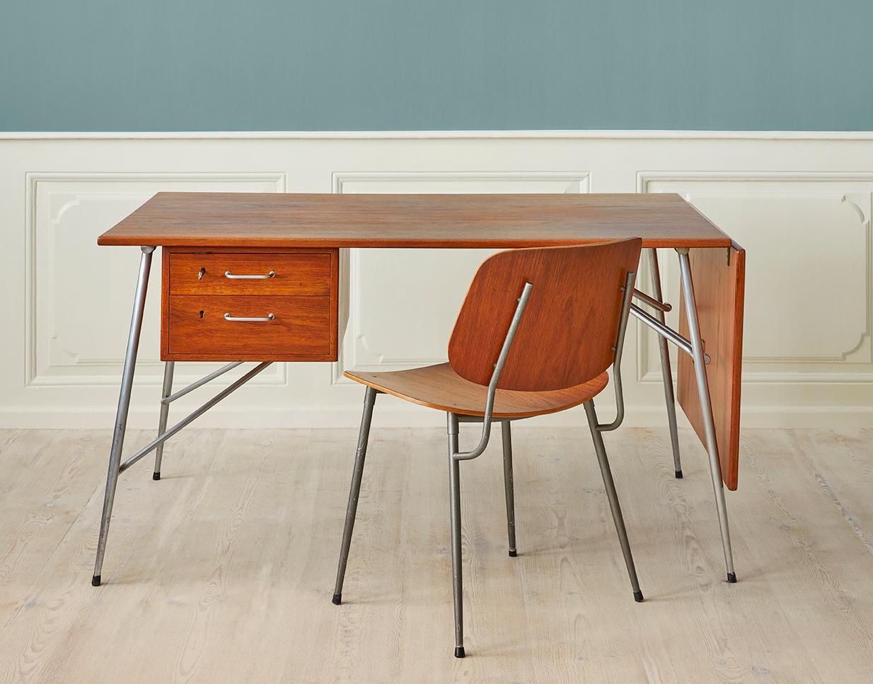 Børge Mogensen
Danemark, Vintage By

Bureau en teck avec chaise.

Bureau H 71 x L 130 x P 80 cm (w/Flip L 180 cm)
Chaise H 75 x L 49 x P 36 cm (assise H 46 cm)