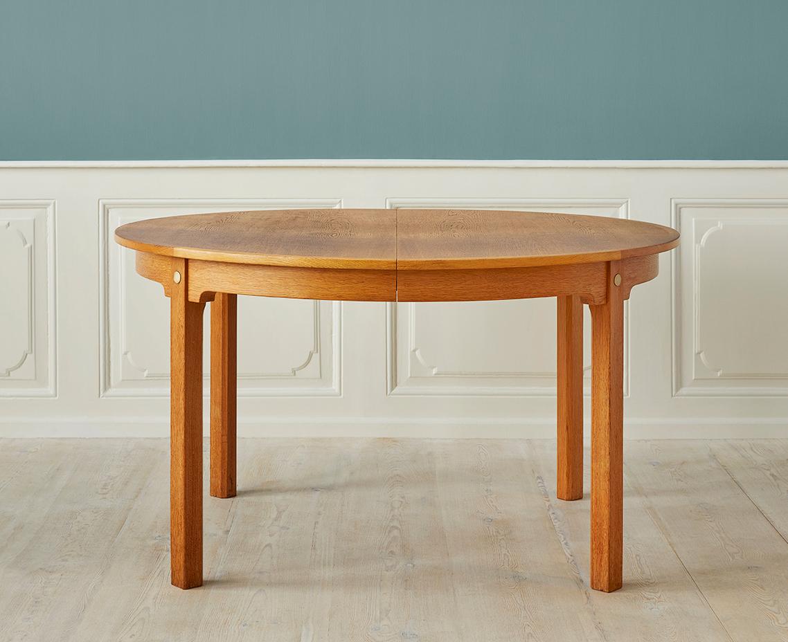 
Børge Mogensen
Denmark, 1960's

Dining table ‘Øresund’ in oak. The table is extendable with three extra sections. Produced by Karl Andersson & Söner. Extended table L: 304 cm. 

H 72 x Ø 130 cm